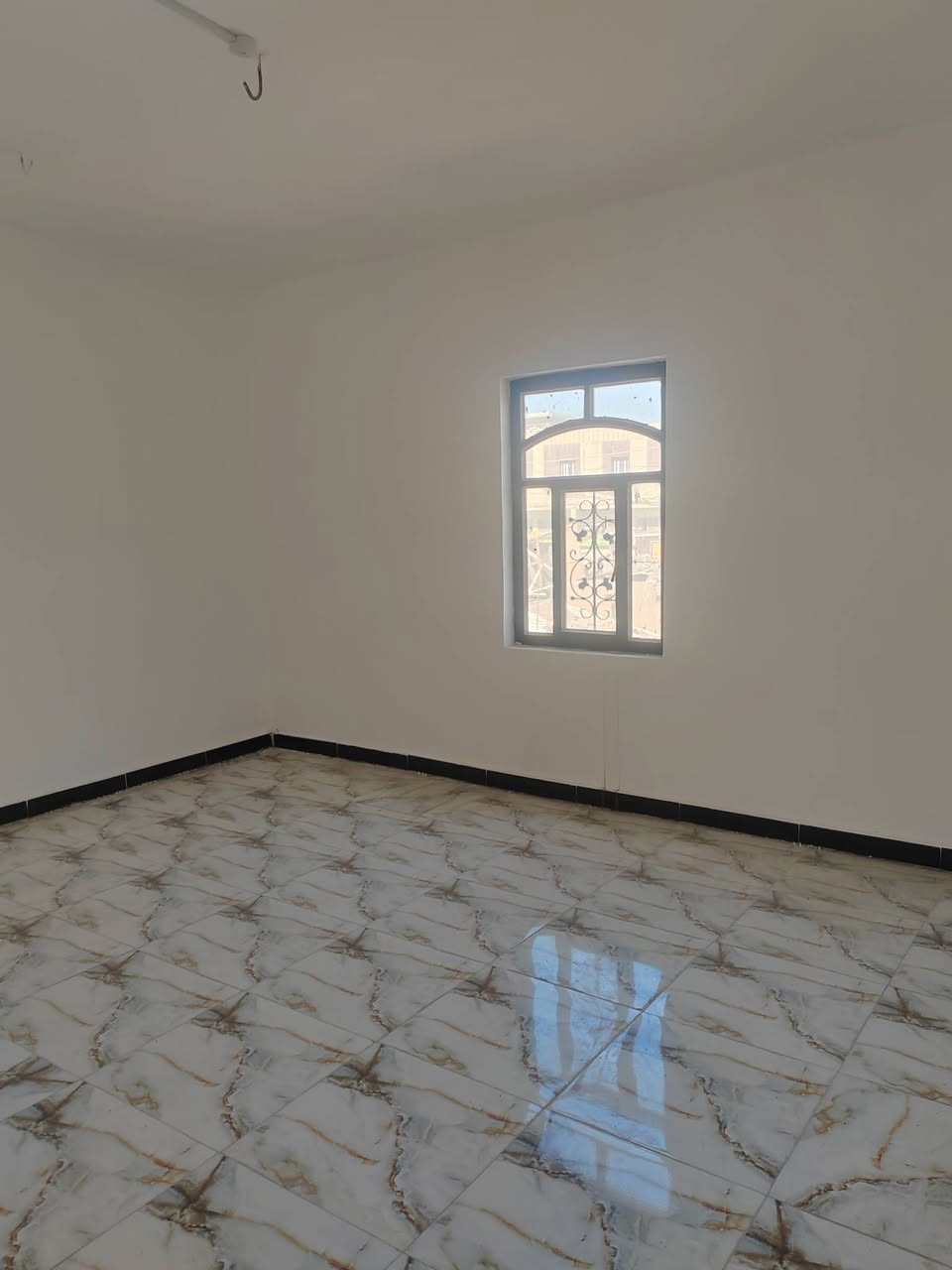 بيت طابو صرف مساحته ٢٢٠ الواجهيه ١١ نزال ٢٠   متر
الطابق الاول عكاده  مطبخ + صاله + غرفتين + مجمع صحيات خارج وداخل البيت
الطابق الثاني مبني ب ٢٠١٧ صب ٣ غرف نوم 
شارعه عرضه ١٥ متر 
المكان حي العسكري شارع المكاتب خلي التجاي مباشر
سعره ٢١٥ وبي مجال 
للاستفسار الاتصال 
*********** 
***********
