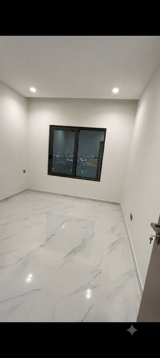 شقة فارغة للإيجار – مجمع البروج السكني مطار المثنى 
Buruj Towels _ ⭐4.0
حالة الشقة: زيرو غير مسكونة و مجهز بكاونتر و اجهزة تبريد مركزية
📏 المساحة : 197 م2
🏢 البناية: الهدير
🏙️ الطابق: رابع
🌆 الإطلالة : بوليفارد 

✨ التفاصيل:
🛏️ 3 غرف نوم وحدة ماستر
🛋️ صالة واسعة 
🍽️ مطبخ مؤثثة باكونتر
🚿 2حمامات
وغرفة لوندري

💰 الايجار: 1200$ مقدم ثلاث اشهر وبعدها شهر بسهره وبيها مجال ان شاء الله
للتواصل ***********
