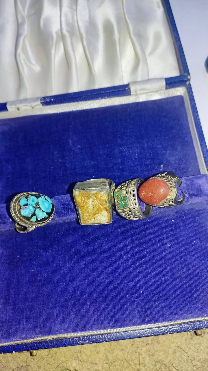 مجموعة من الخواتم ذات الاحجار الكريمة الي يريد يتواصل رقم الواتساب ***********
