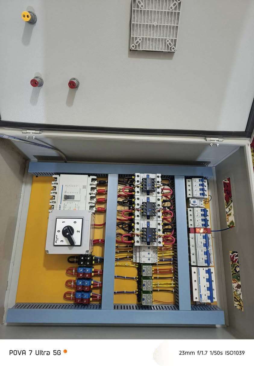 السلام عليكم ورحمة الله وبركاتة، تم تجهيز بورد ats يحتوي على خط وطني ثري فيز ومكان ميزانية وخط طاقة شمسية وخط مولدة سحب احتياط مع سلكتر فيزات للانارة فقط مع خرج احمال ثقيل ثري فيز وخرج انارة وقواطع لدخول المصادر، مستعدون لتصنيع وصيانة بوردات التحويل المنزلية حسب طلب الزبون او الكهربائي للتواصل *********** حسن ابو علي النجف الاشرف
