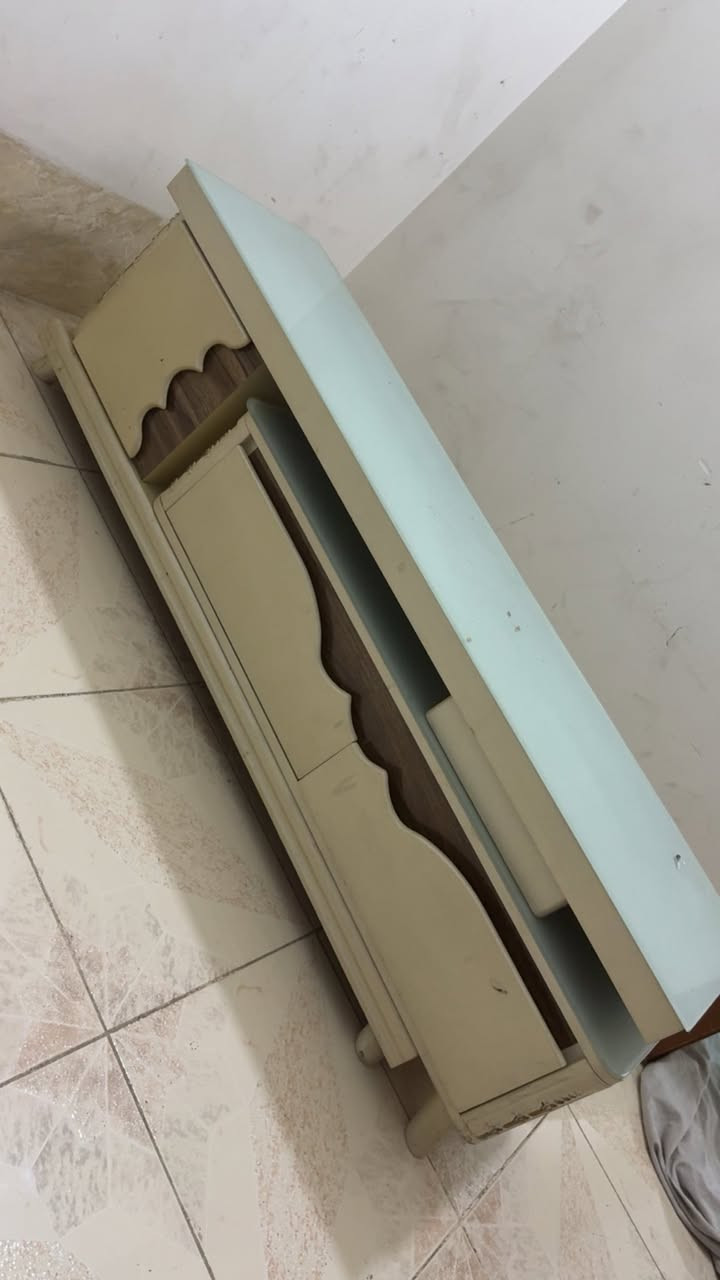 ميز تلفزيون لبيع مكان عنكاوا سعر ٥٠ بي مجال ***********
