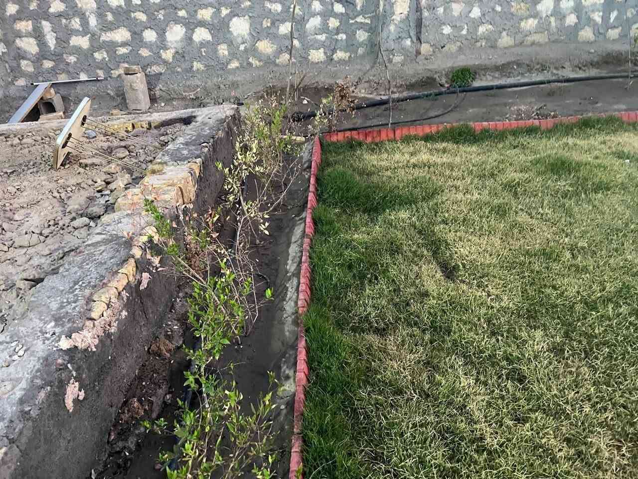 �🏡 فرصة مميزة للبيع – مزرعة مع دار سكني مؤثث في الديوانية / شعيب 🏡🌴

إذا كنت تبحث عن منزل جاهز للسكن وسط أجواء طبيعية هادئة ومساحات خضراء جميلة، فهذه فرصة مميزة تجمع بين الراحة والاستثمار.

📍 الموقع: الديوانية – منطقة شعيب.
📍 تبعد عن الشارع العام حوالي 70 متر فقط (ثاني قطعة).

🔹 المساحة:الف و 100 متر.

🏡 دار سكني مؤثث بالكامل بمساحة 210 م² ويضم:
✅ 4 غرف نوم.
✅ صالتين واسعتين.
✅ مطبخ.
✅ حمامين.
✅ أثاث كامل وجاهز للسكن مباشرة.

⚡💧 الخدمات المتوفرة:
✅ كهرباء.
✅ ماء إسالة.
✅ خزان ماء (خرّان) سعة 5000 لتر.

🌴 المزرعة مزروعة وتضم:
✔️ 22 نخلة مثمرة.
✔️ أشجار زينة متنوعة.
✔️ ورود وثيل أخضر.
✔️ أشجار فاكهة متنوعة (تين، عنب، رمان).

🧱 مسيّجة بالكامل بسياج حجري متين يوفر الخصوصية والأمان ويضفي مظهراً جميلاً على العقار.

✨ موقع هادئ ومميز، يجمع بين السكن المريح والطبيعة الخضراء، ومناسب للاستثمار أو للاستجمام العائلي.

💰 السعر: مراسلة الصفحة على الخاص.

📞 للجادين فقط، والمعاينة خير دليل.

🌴 دار مؤثث بالكامل، خدمات متكاملة، سياج حجري، نخيل وأشجار مثمرة، وموقع مميز قرب الشارع العام… فرصة تستحق الاهتمام


**إذا كنت صاحب هذا الإعلان وتريد حذفه لأي سبب، رجاءا أرسل رسالة إلى الدعم الفني**