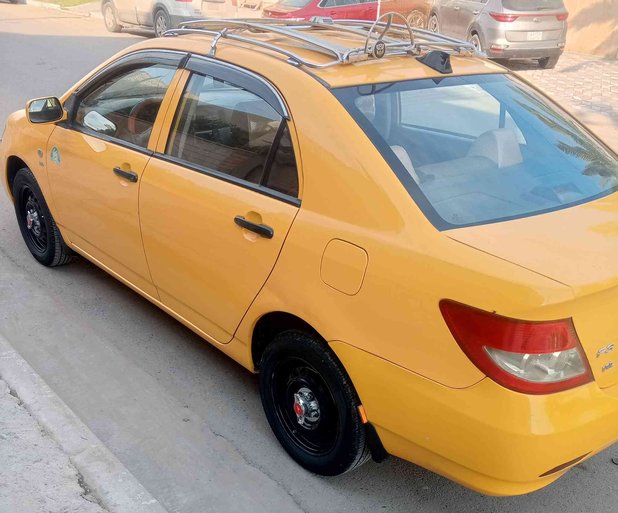 سلام عليكم 
بي واي دي 2019 اف ثري
الشركه العامه (حره)
كير محرك تبريد كفاله
مكينه ياباني 
هزه سنويه رقم انكليزي 
هيه مصفره (بسمي)
صدر جديد + تيرات جدد
بيه منضومه غاز
مكان السياره بغداد
سياره جديده أحله من الصور
ماشاء الله
***********
