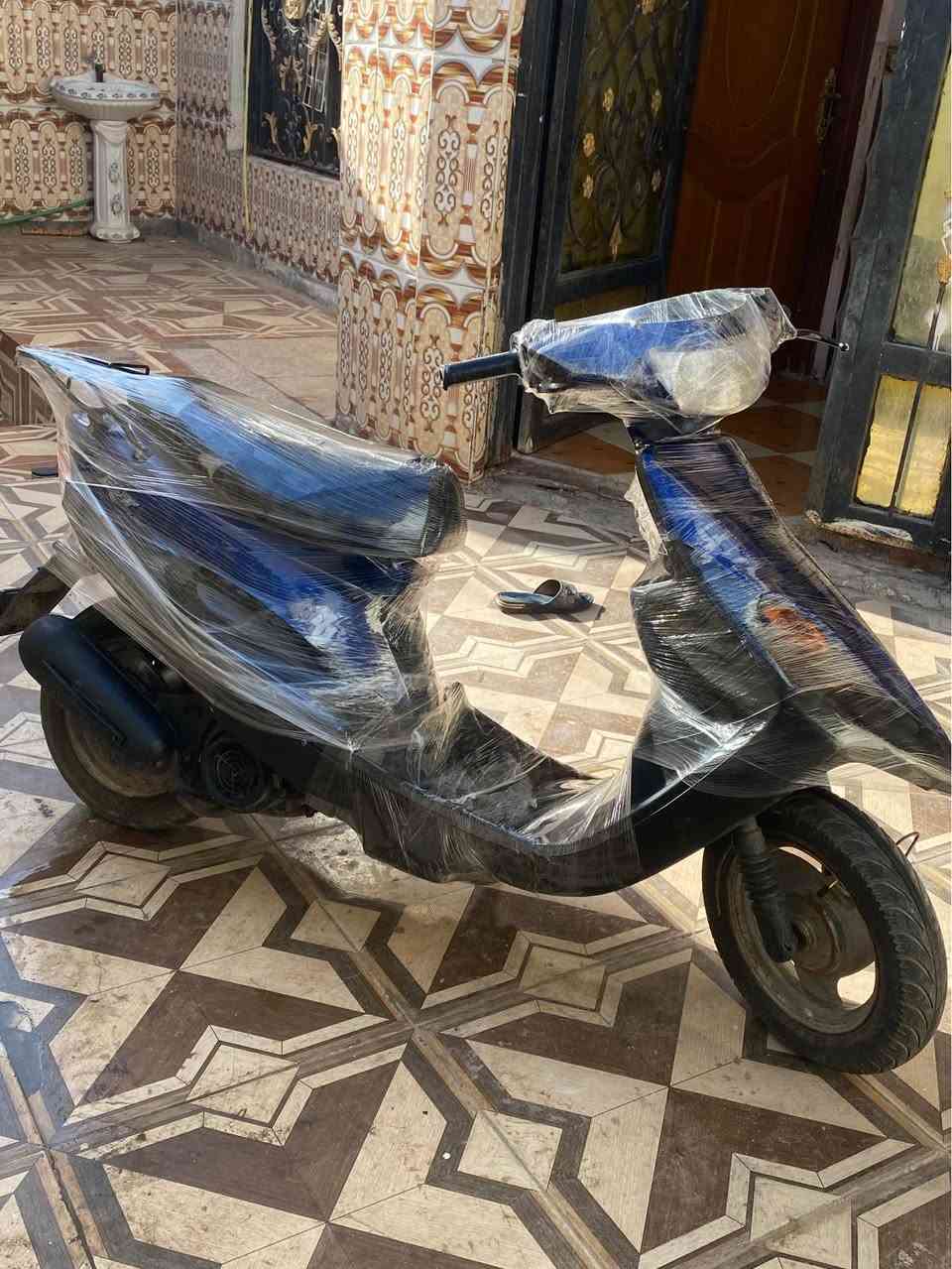 دراجة ياماها ياباني تسع زروف سرعتها 60 حلوة ومكينة ناعمة شغالة دكة وحدة هندر شلعتها ومشيها حلو وما مجفتها كهربائيات شغالة كلها لايت اشاير اصطاب هورن كاملة نقص بس شخاطة سلف سعر250 وبيها مجال بصرة قبله *********** البصرة, العراق
