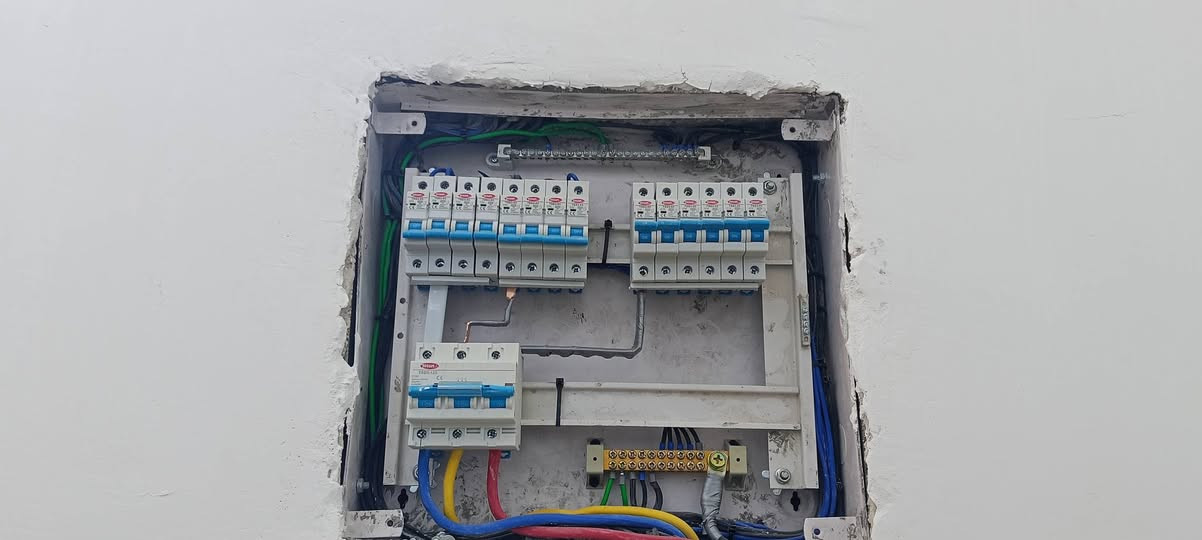 سلام عليكم اشتغل كهرباء ومي ومجاري اسعار مناسبه وشغل نضيف وضمان بالعمل  ***********
