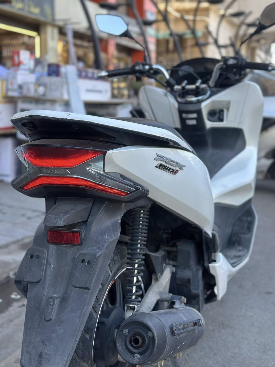 السلام عليكم جيل ثالث للبيع نضيفة 
العنوان المنصور السعر 15$ورقة
***********
