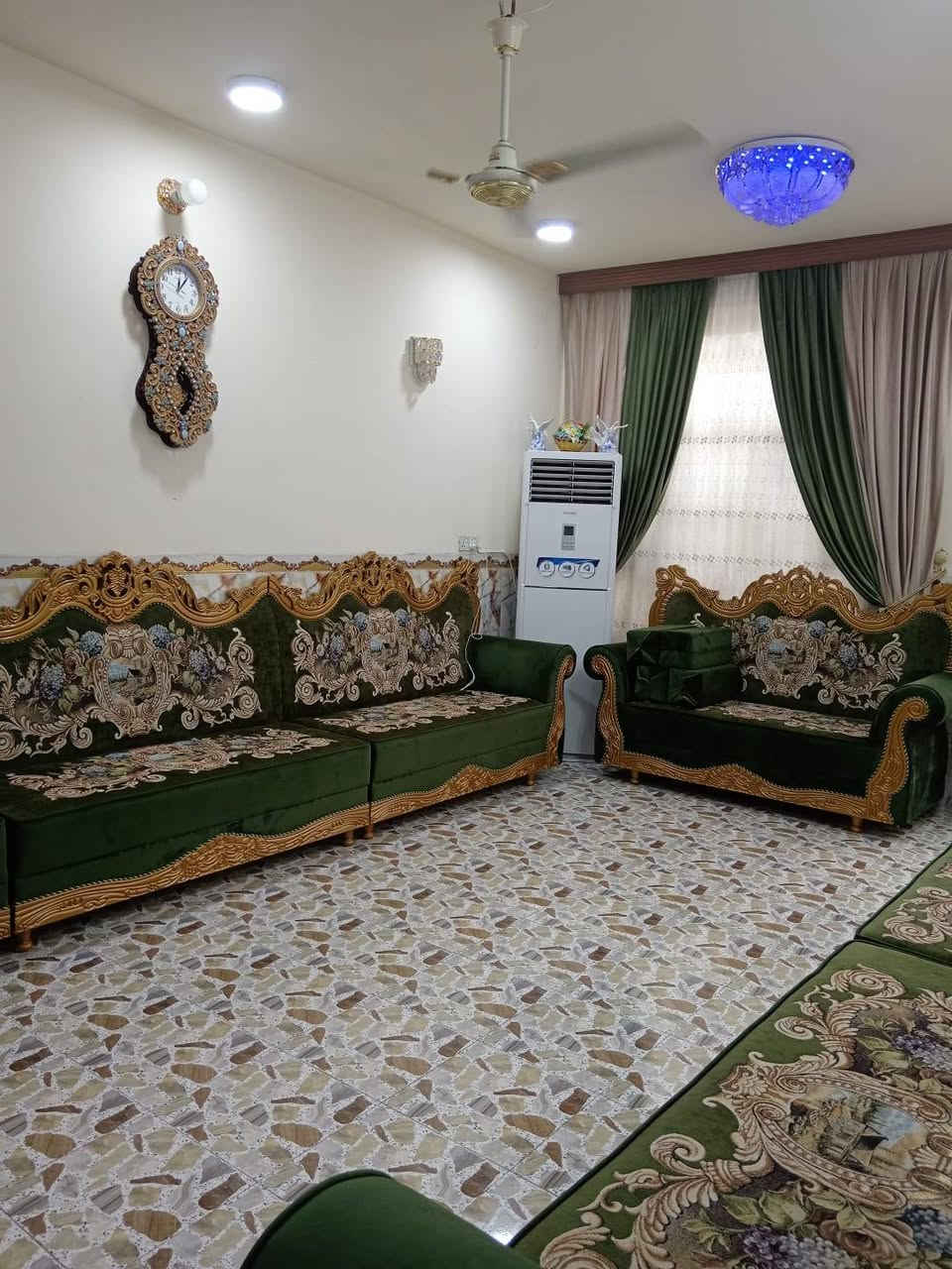 اللهم صلي على محمد وآل محمد 

يعلن مكتب عقارات البياتي 

عن دار للبيع. نضيف جداا. موقع راقي ومميز

الموقع البكرلي الثانيه خلف الملعب مباشرتا 

المساحه 160 م.     8*20

السعر 163 مليون وبي مجال بسيط

غرف نوم عدد4. ستقبال. مطبخ. هول.منور.مجمع صحيات 4. كراج سياره

كامل الخدمات. عرض شارع 12 م
للاستفسار مراجعة مكتب عقارات البياتي في موقف دانه مقابل أبو توحه 

 او لاتصال *********** وتساب
