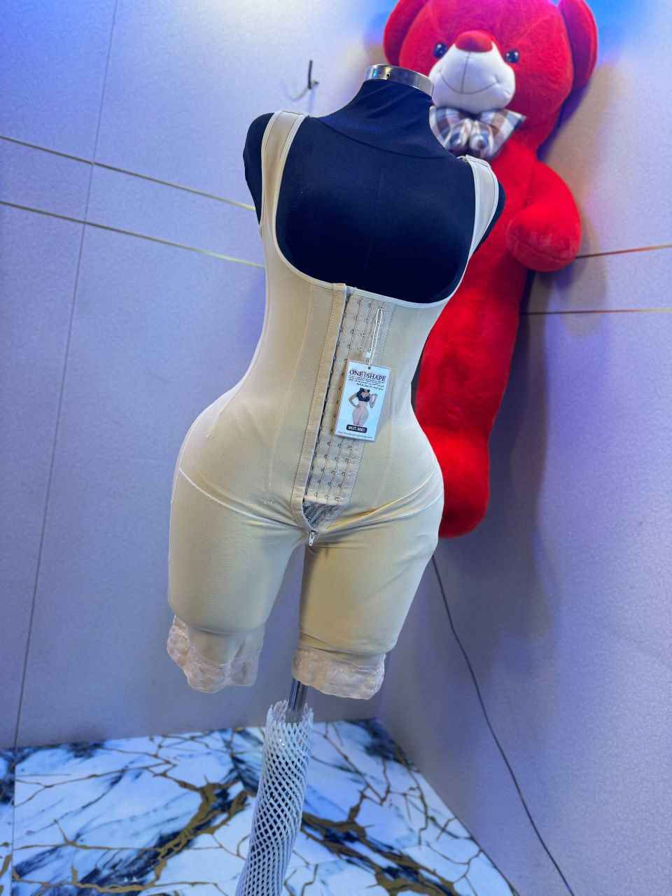 ✨ مشد ONE SHAPE المطور لنحت وتنسيق الجسم (موديل MGT-9061) ✨
احصلي على القوام المثالي الذي تطمحين إليه مع كورسيه "ون شيب" بتصميمه ثلاثي الأبعاد (3D Slimming 2025). مصمم خصيصاً لنحت الجسم، شد عضلات البطن، ورفع الأرداف بفضل تقنيته المتقدمة التي تحتوي على 7 نوابض فولاذية لضمان أفضل نتيجة وثبات عالي.
🌟 أبرز المميزات:

• نحت وتنسيق متكامل: مصنوع من طبقتين لضمان تحكم قوي لشد الخصر والبطن، وتقليل الدهون الزائدة في الأفخاذ والساقين.
• دعم الظهر والصدر: يساعد على تحسين وضعية الظهر، ومصمم بياقة أمامية على شكل حرف U لرفع الصدر وتقليل انتفاخات منطقة الإبط.
• إبراز الأرداف: تصميم ذكي ومدروس يجعل الأرداف تبدو دائرية وممتلئة ومشدودة بشكل طبيعي.
• تحكم مرن: مزود بمشابك معدنية أمامية (Hooks) بـ 4 مستويات للتحكم بدرجة الشد التي تناسبكِ، مع حمالات كتف عريضة وقابلة للتعديل.
• راحة عملية: يتميز بتصميم مبتكر يحتوي على سحاب سفلي مخفي لتسهيل استخدام دورة المياه دون الحاجة لخلع المشد بالكامل.
• ثبات تام: مزود بشريط سيليكون سفلي مانع للانزلاق عند أطراف الساقين لضمان عدم التفاف المشد أو تحركه أثناء النشاط.
💡 متى يمكنكِ استخدامه؟
تصميمه المتناسق والمريح يجعله مثالياً للاستخدام في كل الأوقات: في العمل، المنزل، أثناء التمارين الرياضية، أو حتى بعد العمليات الجراحية لإخفاء الترهلات وإظهار الجسم بصورة مثالية.
📏 المقاسات المتوفرة:
متوفر بمقاسات متعددة تناسب الجميع: (M, L, XL, 2XL, 3XL).

توصيل جميع المحافظات 5 الاف بغداد, العراق


**إذا كنت صاحب هذا الإعلان وتريد حذفه لأي سبب، رجاءا أرسل رسالة إلى الدعم الفني**