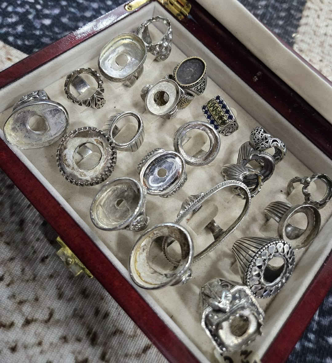 مجموعة قوالب فضه للبيع 925 و 1000 .... الوزن 611 غرام صياغات يدويه ... سعر الغرام 4000 قفل ... للاستفسار التواصل خاص


**إذا كنت صاحب هذا الإعلان وتريد حذفه لأي سبب، رجاءا أرسل رسالة إلى الدعم الفني**