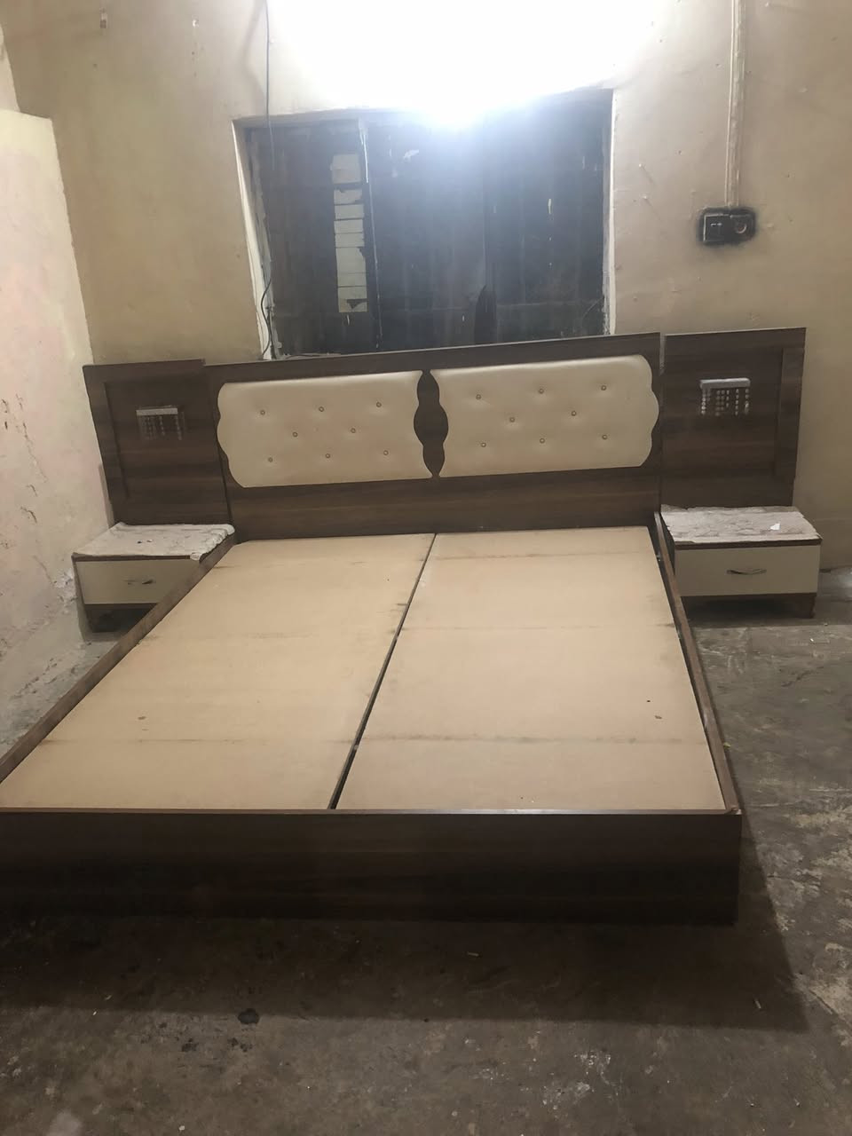 سلام عليكم عندي هاي الغرفه للبيع نضيفه كلش بس بيها جرار مكسور بس لوجه مالته موجوده  بل فيديو ماشر عليه *********** كركوك حي الحجاج  سعرها ٤٠٠وبيها مجال
