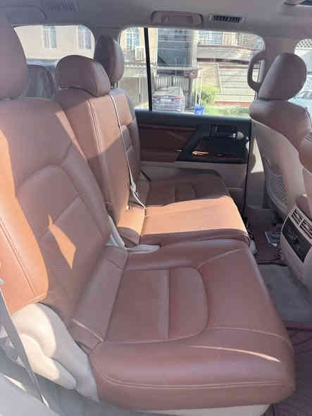 لاندكروز موديل13 رقم بغداد GX.R تبريد 3 قطع محرك4000 /6 سلندر  مكفول من الضربه والصبغ والبارد تجي تفصح وتكلب وعلى السونار السعر 37 وبيها مجال مكان بغداد حي اور بضهر نادي النفط
اتصال ***********
