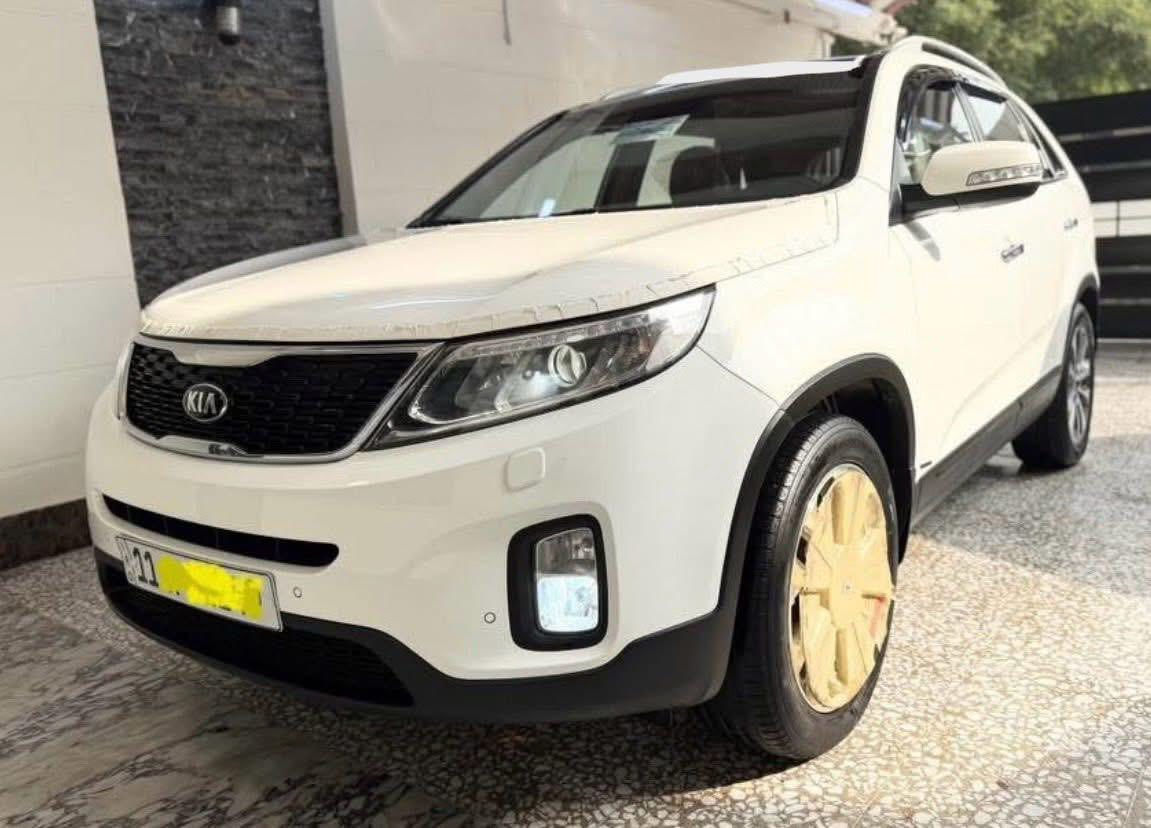 السلام عليكم  البيع ونقد 
كيا سورنتو 
ستلام من شركه موديلها من 2015
 فابلون الشركه على قماره ماشيه 63 الف شرط   علا ايدي وحده من الشركه والي هسه   السياره استعمل جدا بسيط رقم بغداد جديد 
 مكفوله من الضربه والصبغ والحادث والتبديل  سياره جديده بمعنى الكلمه 
فول 1 علا 1 كويتيه  أعلى فئه بيهه
مواصفات   محرك كير عله وضع شركه 
بصمه 
بونراما طكتين
مري قلاب على بك 
داخل  لونين   قرميدي 
كشنات تدفأ وتبريد 
بردات خلفيه بلاديه
فور ويل دفع رباعي 
حساس خلفي  وامامي 
زراك ليت زنون 
كامره خلفي  مانع تزحلك 
تدفأ استيرن    نضام ايكو  تحكم ستيرن جهتين 
تبريد بيانو  6 سلندر 7 راكب 3 قطع تبريد 
و بعد بيهه هواي مواصفات السياره جديده بمعنه الكلمه
 مال جناي  
  رقم  ***********
  مكان السياره بغداد
