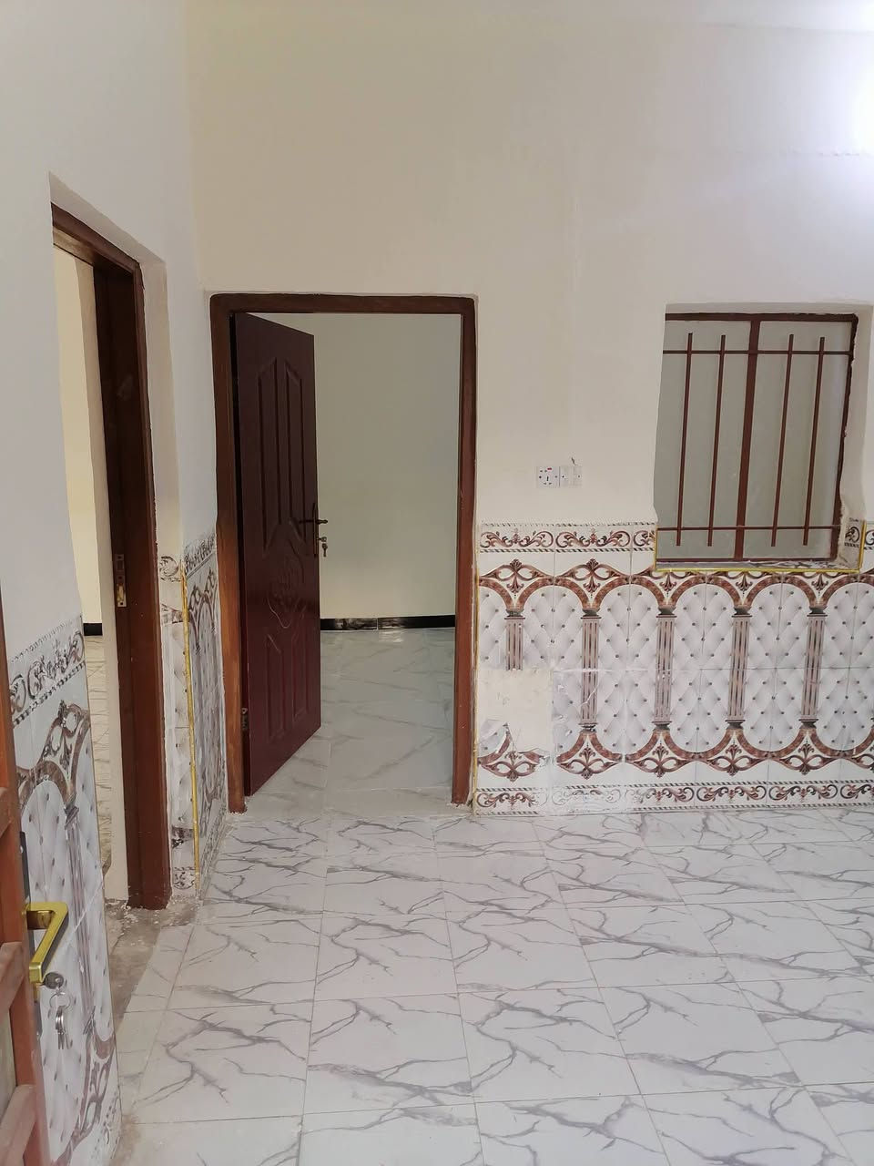 دار سكن ١٠٠ متر طابو صرف
واجه ١٠متر ونزال ١٠ متر
البناء ترميم جديد
استقبال
غرفة نوم
صاله
مطبخ
صحيات
السعر ٤٥ مليون 
الموقع الديوانية حي العسكري الثالث خلف مدرسة المسرة
عالي عن الشارع وخدمات كامله تبليط رصيف ماء مجاري كهرباء 
للاستفسار أكثر مراجعة مكتبنا التوكل للعقار الكائن في حي العسكري شارع ٣٠ او الاتصال والمراسلة على الواتساب على الرقم ***********
