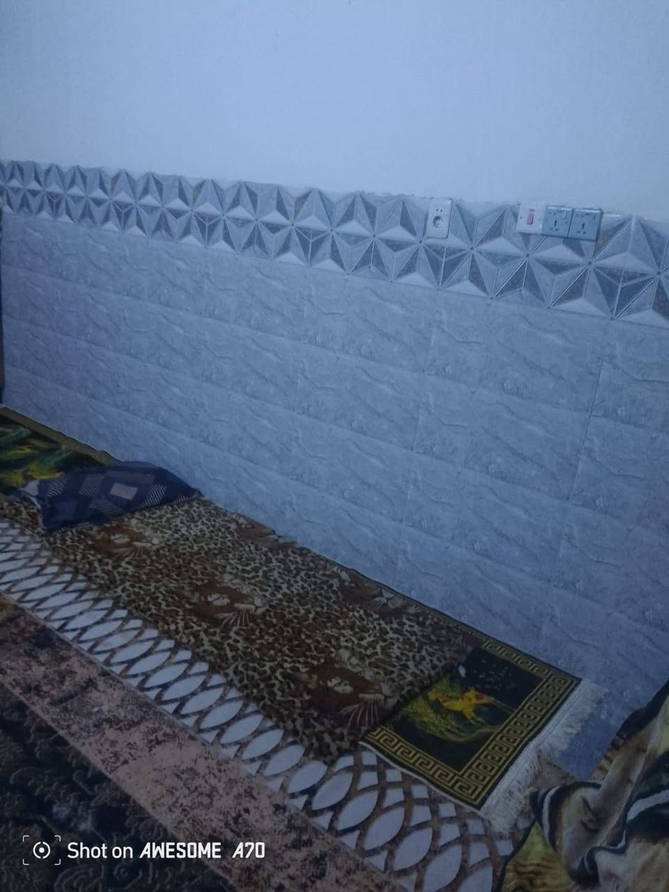 سلام عليكم ورحمة الله وبركاتة بيت درجة اولى ( سند طابو صرف بسمي) مشتقله   على ايدي قريب جامع كبيسي قريب عله شارع الشهداء البياع  قريب على 5مدارس وعلى مركز شرطه  مستوصف  بناء حديث سنة 22درجه. صاله حولي قرفه نوم  مطبخ حار بارد هاي جوه  البيت طابقين  سعره 195 وبي مجال الشراي يتفضل ***********
