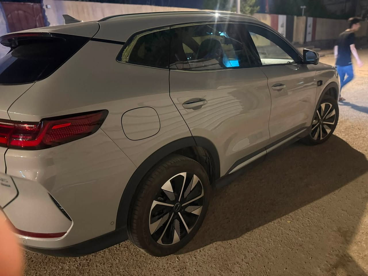 BYD 
موديل ٢٠٢٥ ماشية ٣٠٠٠ فول مواصفات للأخير هجين كهرباء وبنزين
تحويل مباشر رقم بصرة باسمي 
السعر المطلوب ٢١٠ وبيها مجال
رقم الهاتف (***********)
