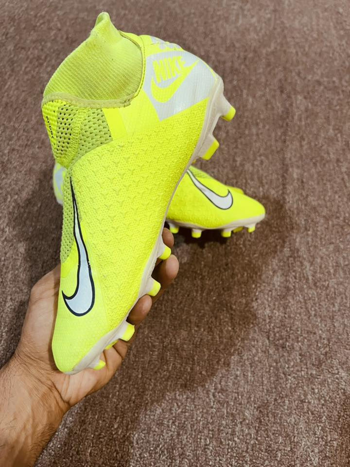 تحفه شرط
نايك فانتوم
قطعه مختلفه شرط 
اصلي باله 
قياس40
تلبس41 ونص 
اسم مستخدم شرط 
السعر خاص 
توصيل موجود 
واتساب متوفر 
***********
