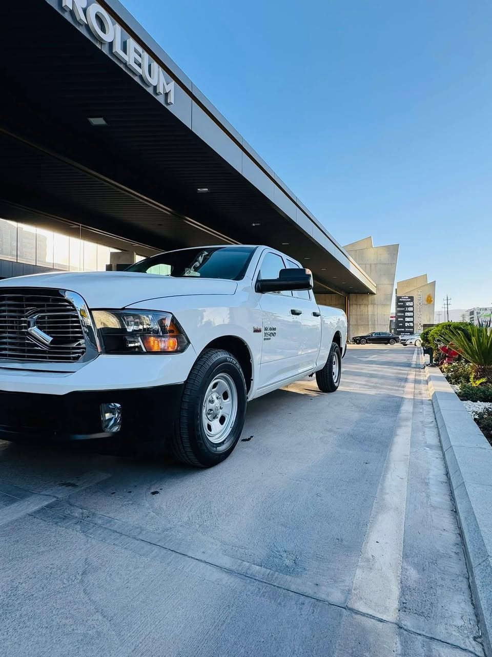 دوج رام كلاسك 2023 
🖐️سلام عليكم🖐️
👈سيارة بسعر صيني سيارة للكشخة والسفاري
DODGE RAM 1500 classic
رام 1500 كلاسك
موديل 2023🇺🇸
محرك V8 5700cc
حادث بنيد وجاملغ بدون دواخل 
انسب سعر بكل العراق 179$ ورقة فقط وماكو ارخص منها بالسوك 
تترقم شمالي
سعر الترقيم 2700$ يكلف 
موقعنا : السليمانية 
للاستفسار والتواصل اخوكم ابو دانيال 
***********
