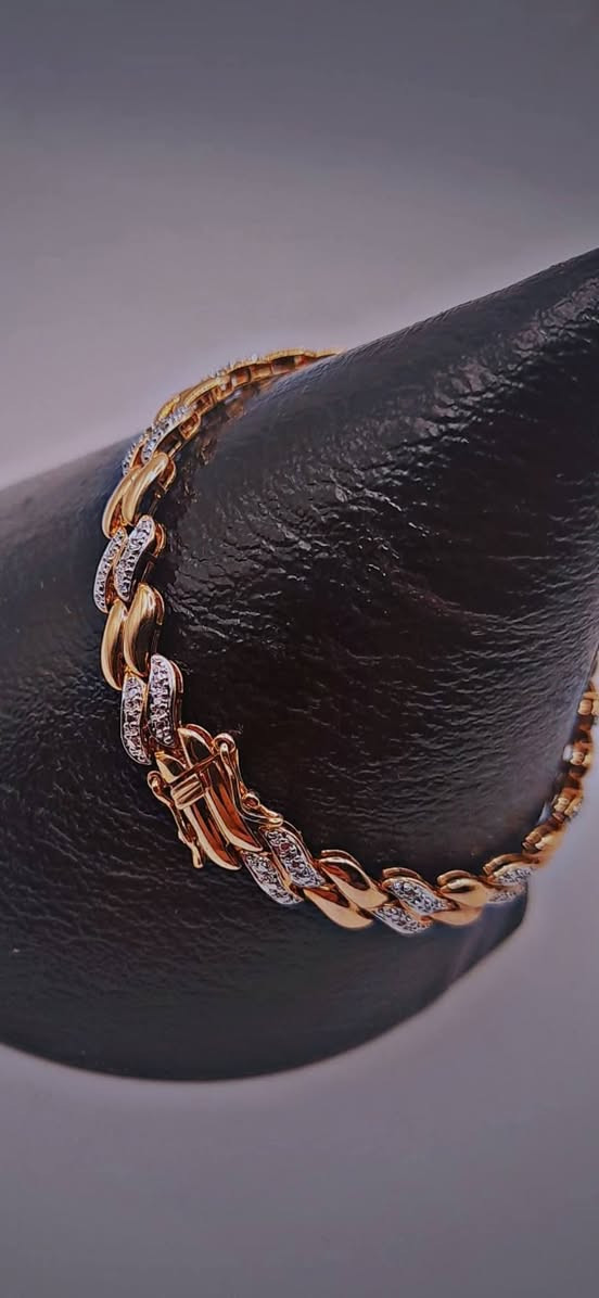 كما وعدناكم بتقديم الاميز والاندر من انتيكات و مجوهرات وتحف (الدار العالمي للانتيك ) ، سوار فضة 925 مع طلاء سميك وثابت من الذهب عيار 18 مرصعا بحبات من الالماس البلجيكي النقي ،،،
***********     واتساب &  فايبر
