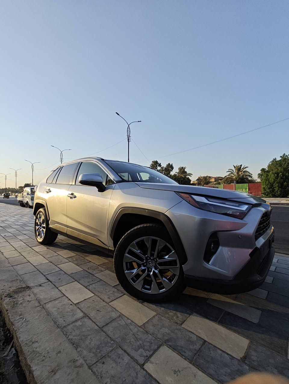 2025 Toyota RAV4 XLE Premium | للبيـع

💎 لون سلفر ملكي يخبل 💎
📍 ممشى: 1,700 Mile فقط 🔥 (ممشى الوكالة)
📍 الدفع: FWD
📍 المحرك: 2.5L اقتصادي وقوي جداً
📍 ناقل الحركة: أوتوماتيك 8 سرعات

━━━━━━━━━━━━━━━━━━

🌟 المواصفات والتجهيزات:

✅ فتحة سقف كهربائية ☀️
✅ كشنات جلد SofTex الفاخرة 🤎
✅ تشغيل بصمة (Smart Key)
✅ دخول ذكي بدون مفتاح
✅ تشغيل عن بُعد (Remote Start)
✅ شاشة لمس كبيرة
✅ يدعم Apple CarPlay & Android Auto 📱
✅ نظام صوتي JBL Premium 🔊🎶
✅ كاميرا خلفية HD 📸
✅ حساسات أمامية وخلفية
✅ رادار أمامي
✅ مثبت سرعة راداري (Adaptive Cruise Control)
✅ المحافظة على المسار (Lane Assist)
✅ تنبيه الخروج عن المسار
✅ مراقبة النقطة العمياء (Blind Spot)
✅ تنبيه حركة المرور الخلفية
✅ فرملة طوارئ أوتوماتيكية
✅ إضاءة LED أمامية وخلفية 💡
✅ إضاءة نهارية LED
✅ جنوط ألمنيوم رياضية 19 إنج ✨
✅ باب خلفي كهربائي
✅ مكيف أوتوماتيك ثنائي المناطق ❄️
✅ شاحن لاسلكي للموبايل 📲
✅ منافذ USB متعددة
✅ مرايا كهربائية مع تدفئة
✅ عجلة قيادة متعددة الوظائف
✅ وسائد هوائية وأنظمة أمان متكاملة 🛡️

━━━━━━━━━━━━━━━━━━

⭐ ليش هاي السيارة؟

🔥 ممشاها فقط 1700 Mile يعني بحالة الوكالة.
🔥 لون السلفر من أكثر الألوان المطلوبة ويحافظ على سعره.
🔥 صرفية بنزين ممتازة واعتمادية تويوتا المعروفة.
🔥 سيارة عائلية مريحة وثبات عالي بالسفر.
🔥 جاهزة للاستخدام وما تحتاج أي فلس مصروف.

━━━━━━━━━━━━━━━━━━

📌 إذا تريد سيارة نظيفة، ممشاها قليل، شكلها راقي ومواصفاتها كاملة، فهاي فرصتك.

💰 السعر مناسب للمشتري الجاد، والتفاوض بعد المعاينة فقط.

📩 للاستفسار والمراسلة يرجى التواصل على الرقم واتساب إدناه :
*********** - ابو جعفر 
مكان السياره : بغداد / البلديات والرزق على الله 🤝🌹 ..

