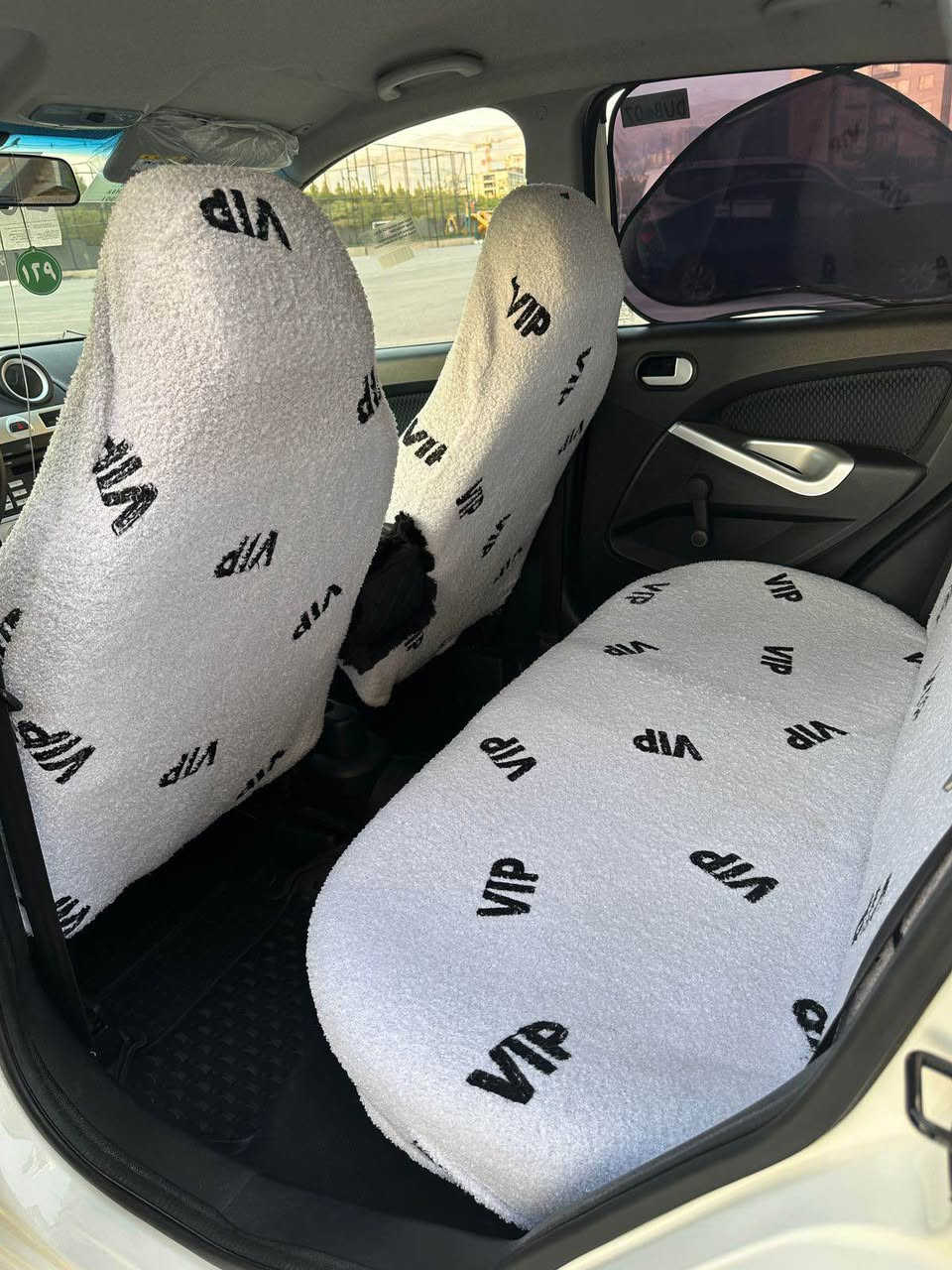 فۆرت فیگۆ. 2015 سفری شەریکەی نیڤا رەقەم وسەنەوی هەمووو شتێکی تازەیە تا 2027  سەیارەکە زۆر لۆک ماوەتەوە گێر مەکینەی. هەموو گیانی سەیارەکە بەشەرت. تەنها ٩٧ هەزار حەقیقی رۆشتوووو.   بئ دەعم بئ لێدراوی. تەنها دووپەلەی زۆرزۆر بچووک بۆیاخی هەیە.  سەیارەکە زۆر جوانە پاک ماوەتەوە مالی دۆستەوە. هیچ مەسرەفێکی تیا نیە سعری٩٣ گەلا معامەلەیە. سەیارەکە لەسلێمانیە.    
ژ*********** السليمانية, العراق
