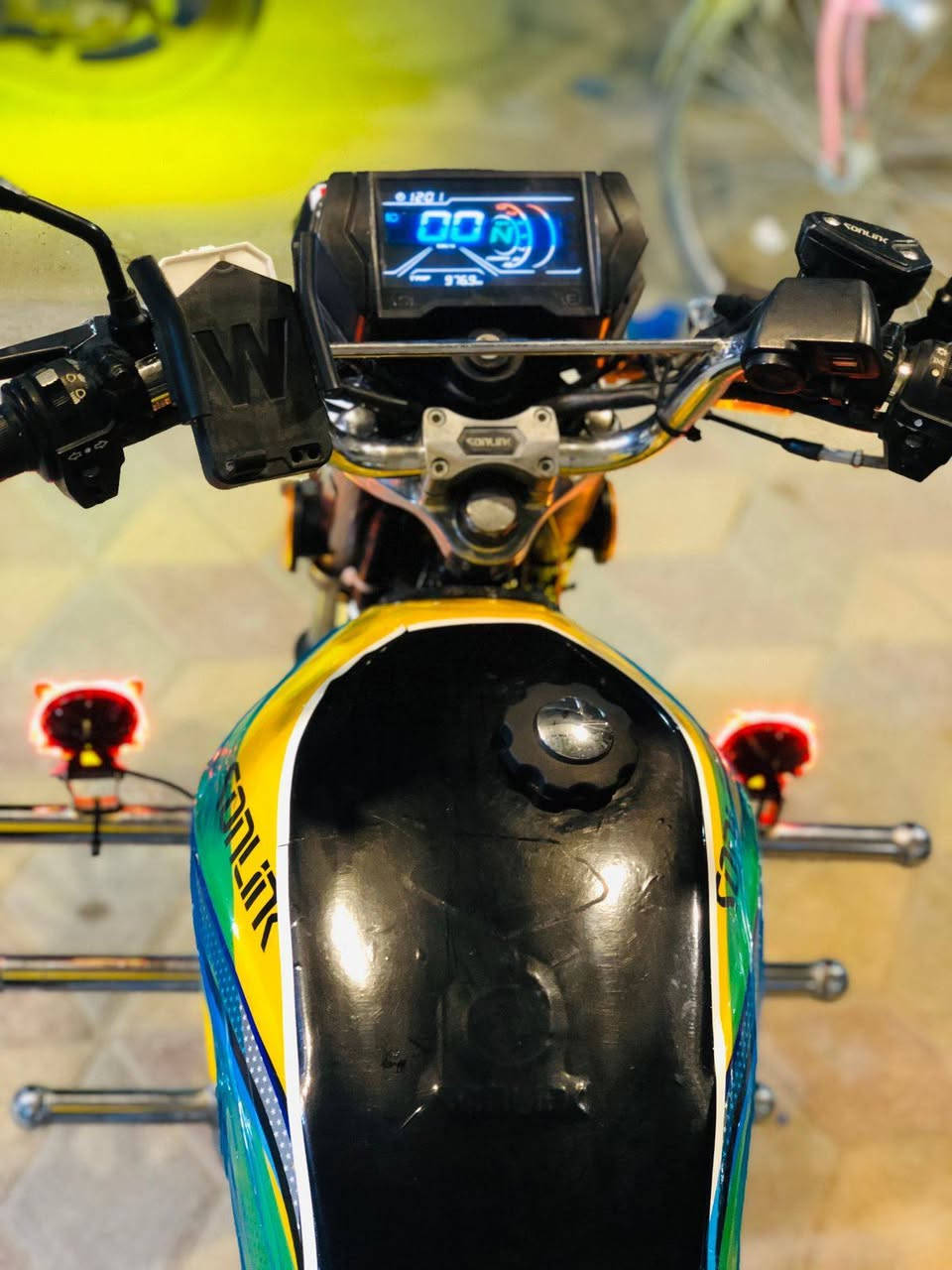 عليكم دراجه للبيع موديل 24محرك 200نقص صفاحيه 
العنوان: رمادي قرب مقبرت المشيهد 
اوراق منفيس
السعر 850بي مجال 
هاذ رقم ***********
