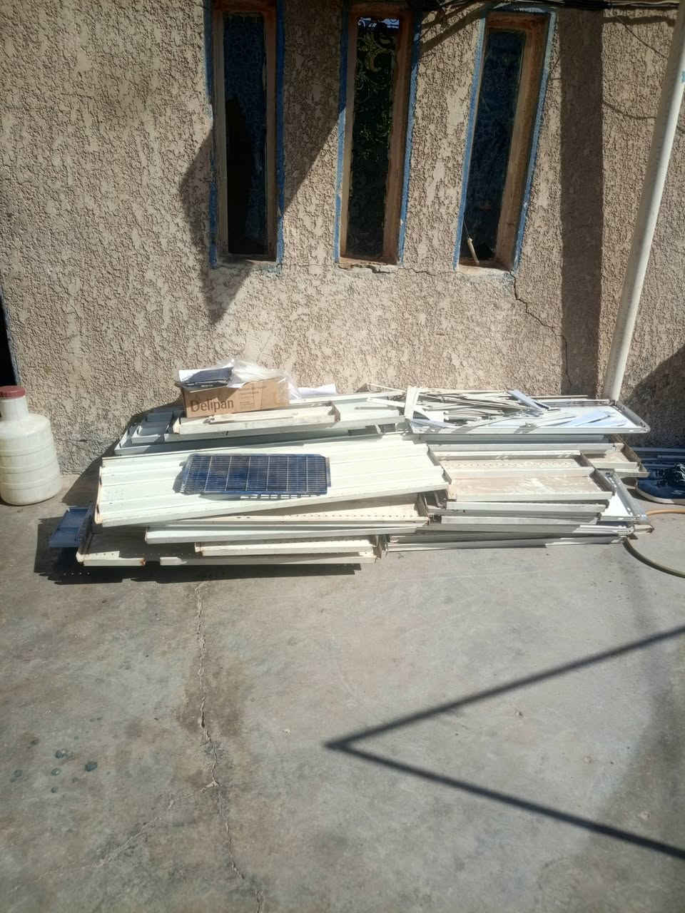 سلام عليكم رفوف مال محل البيع سفينه الطول 4امتر السعر 350 بيهه مجال  وعندي 2متر 175  البيع  السعر الرف الزرق الطول 3متر عداد 2سعر 150بيهن مجال مكاني وره جامع صاحب الكساء الرقم ‏‪***********‬‏
