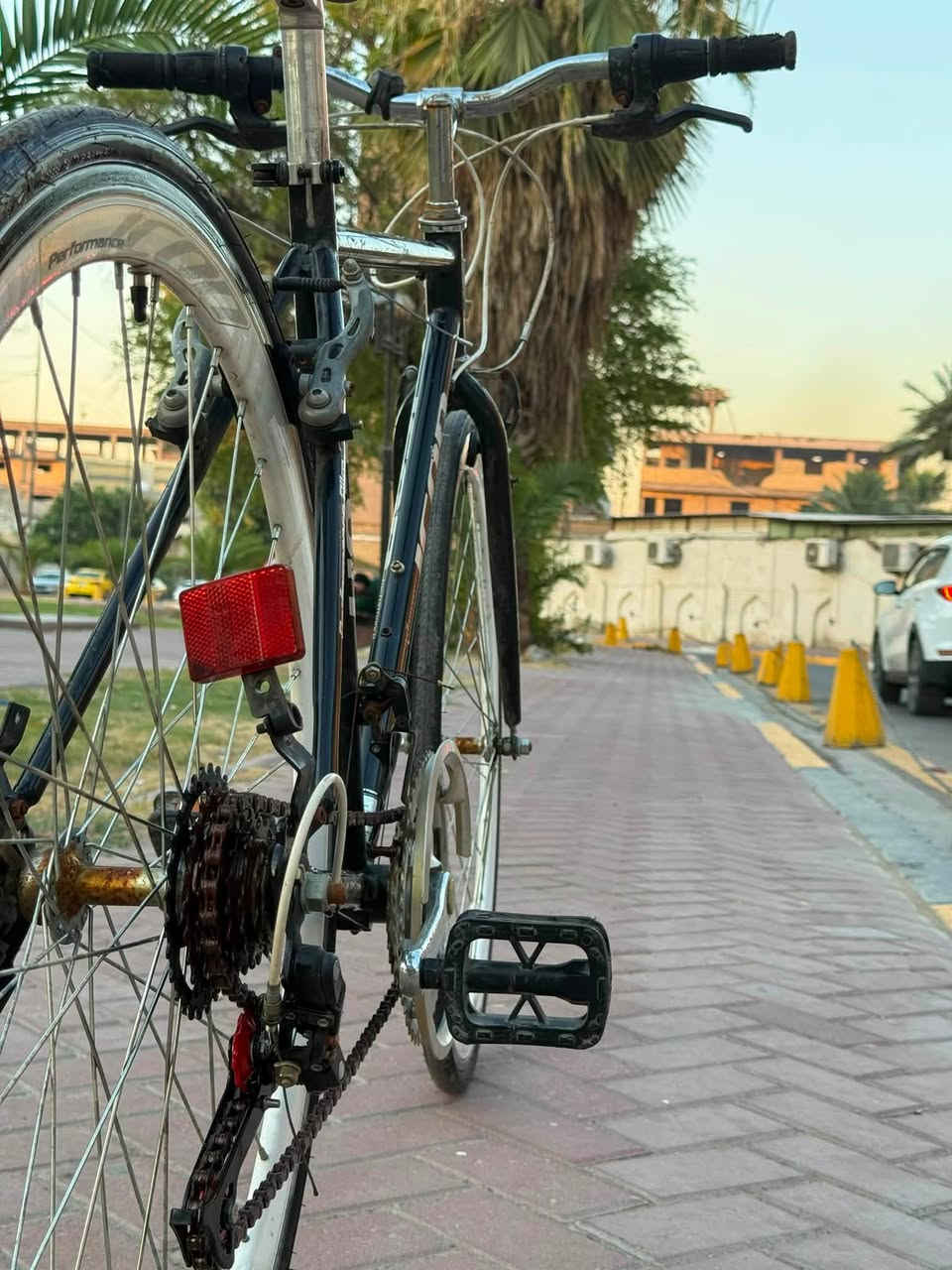 بايك c700من ماركه ICON المعروفه 
البايك كسر حاويه 
حجم البايك ٢٨ ارتفاع الفريم 510 
البايك جاهز منكلشي 
خفيف الوزن 
وياله المنيوم طبقتين 
 كير 3.7 SHMANO
بريكات بلمكان 
وياله موس
مكان بغداد الاعضميه 
سعره 95 وبي مجال 
للستفسار اتفضل خاص او ***********
