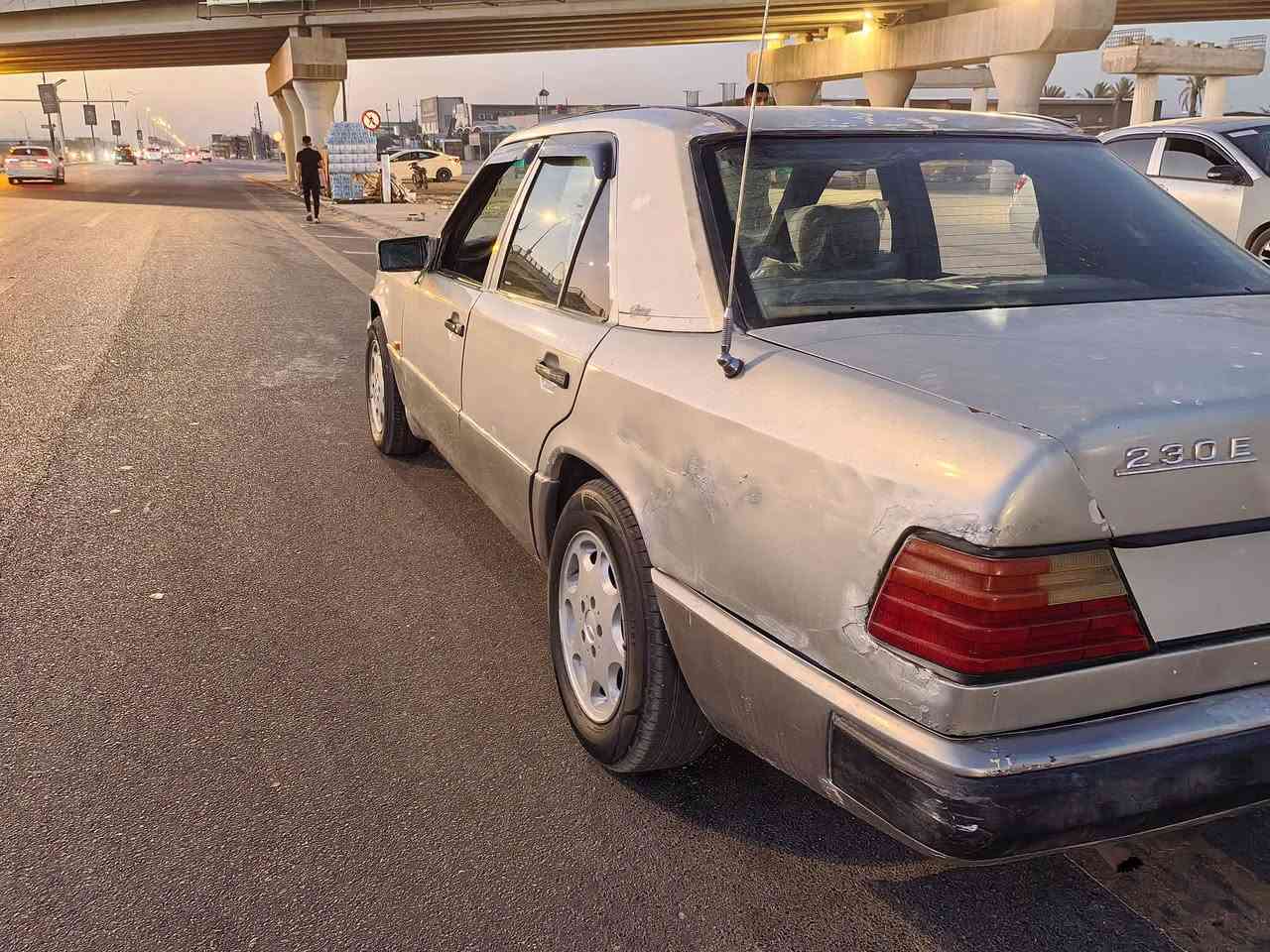 السلام عليكم .🇩🇪 مرسيدس دب 🇩🇪 موديل 1⃣9⃣8️⃣7️⃣ 
محور ياباني مكينه  2500 ديلكو  ✅
السعر  فقط 26 ورقه قفل من الاخير 🛑🌕♻️ 
تخم تاير جديد  + تخم ويل مميز بلادي 🥇⭐
كهربائيات شغاله + لايت زنون ثلجي 🔦
تحويل ثاني يوم مشروع وطني  🚥♻️✅ 

سيارة حلوة وسعرها مناسب شرط تطلع ترايل وين ميعجبك 
العنوان النجف 
*********** الشراي يتصل  ❤️
