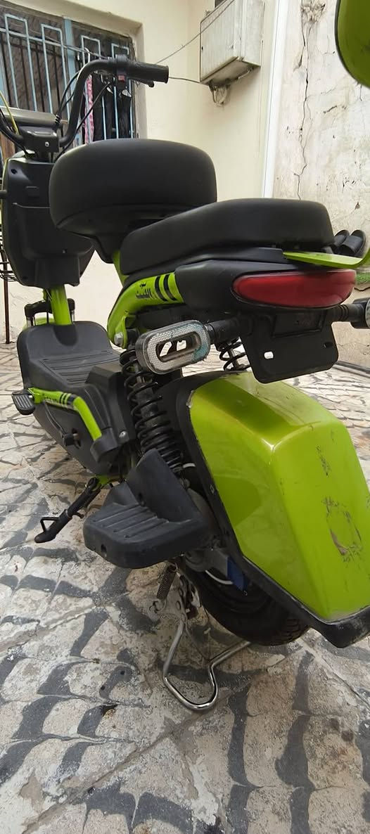 السلام عليكم 
دراجه شحن للبيع 3 سرعات بس سرعه 3 ما جاي تشتغل ما اعرف ليش جاي تشتغل سرعتين فقط نضيفه يرادلها شوي ترتيبات كهربائياتها كلها شغاله نقص بيها دواسات مال رجل ويدات مال بايدر فقط سعر 175 قفل موجود خاص واتساب *********** مكاني بغداد شعله قرب سوق ساحه
