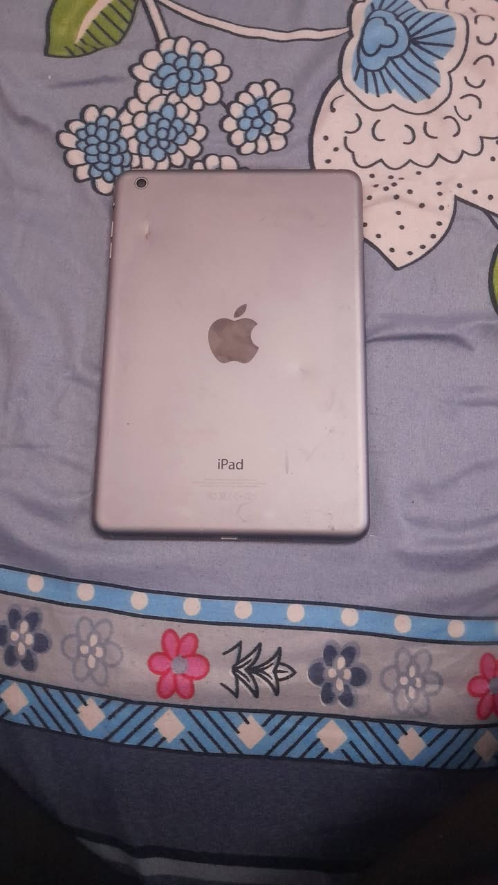 سلام عليكم ايباد للبيع ايفون السعر ٥٠ وبي مجل حديث مو قديم مكان كربلاء ***********
