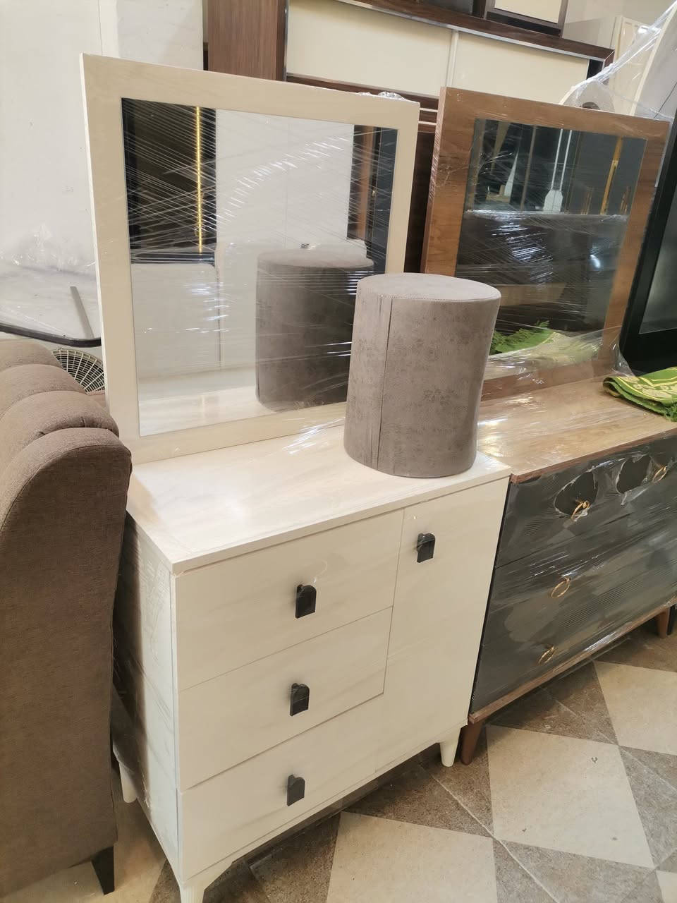 غرفه نوم للبيع ٦ قطع للاستفسار *********** /***********
