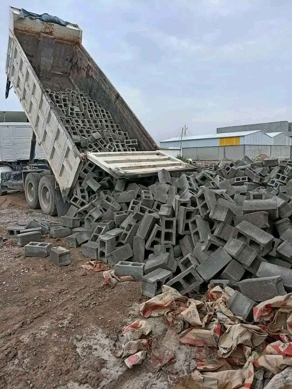 ٠يوجد بلوك (قلاب)درجة اولى طريق الباوية سعر(1000) بلوكة  ب450 الف مطروح بالمعمل توصيل كافة مناطق  ديالى  بغداد _وبأسعار مناسبة  للتواصل عل الرقم  او وتساب  ***********@***********
