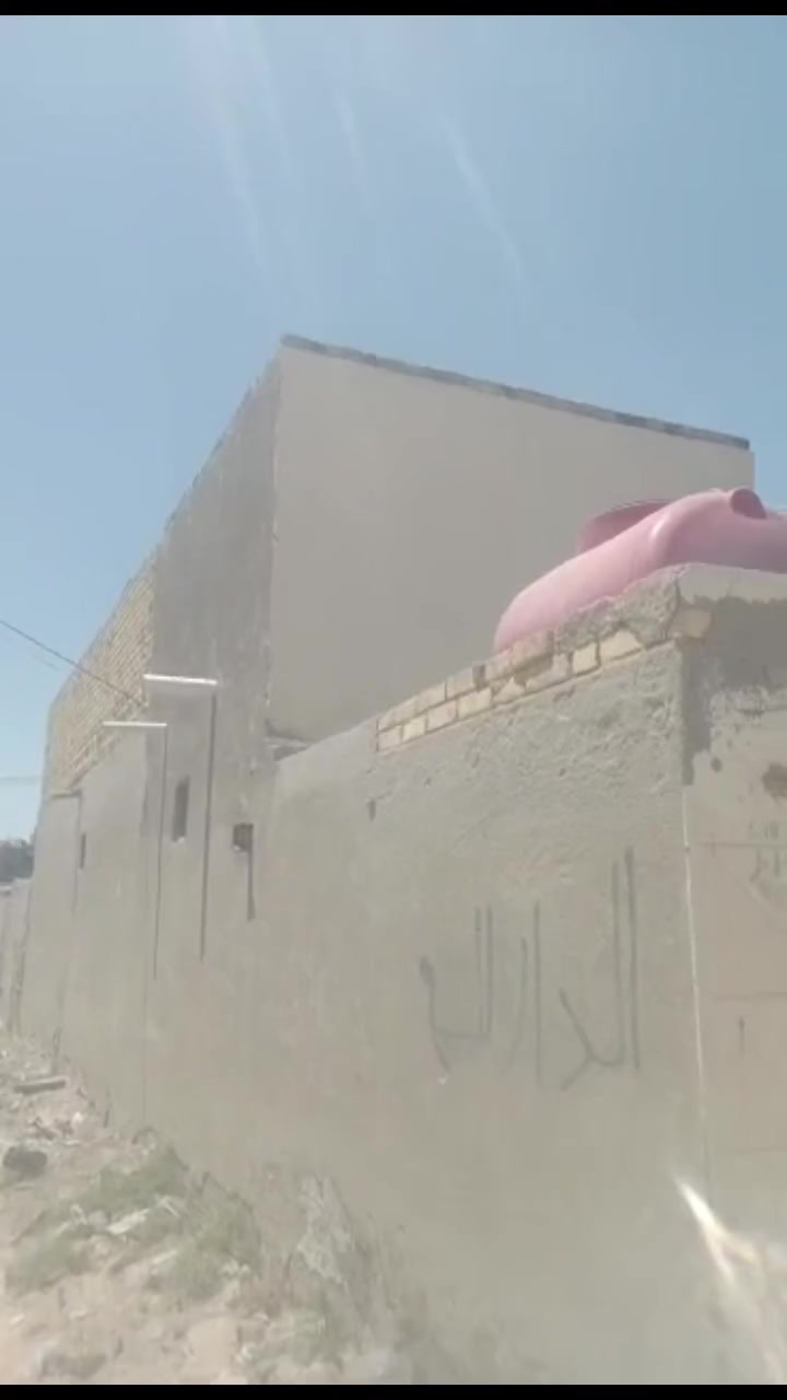 بيت لبيع في منطقه البوجاسم مساحته 150متر مربع ركن يحتوي على غرفتين وصاله ومطبخ وصحيات البيت سعره مناسب عوزه ترتيب قليل صبغ ورضيه ‏(‪***********‬‏)
