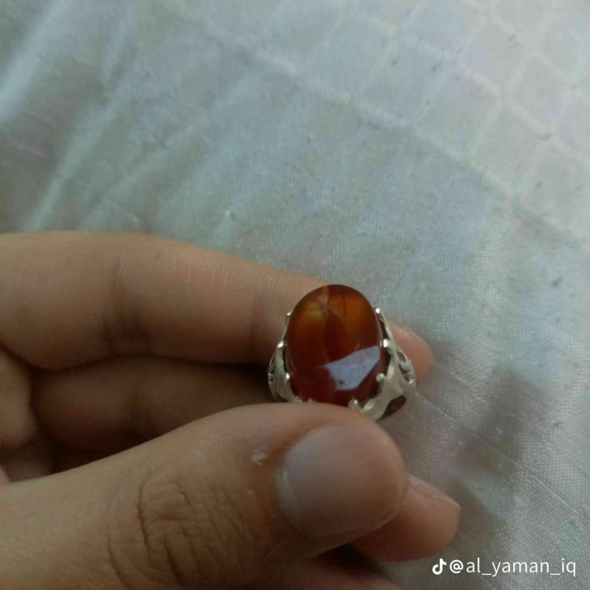 خاتم فضة متوج بحجر العقيق اليماني الأحمر 
غير معالج غير مطبوخ مع ضمان إسترجاع في حال ثبت عكس ذلك 
قياس الخاتم 18 
منقوش كهيعص 
يتوفر توصيل لجميع المحافظات 
***********

