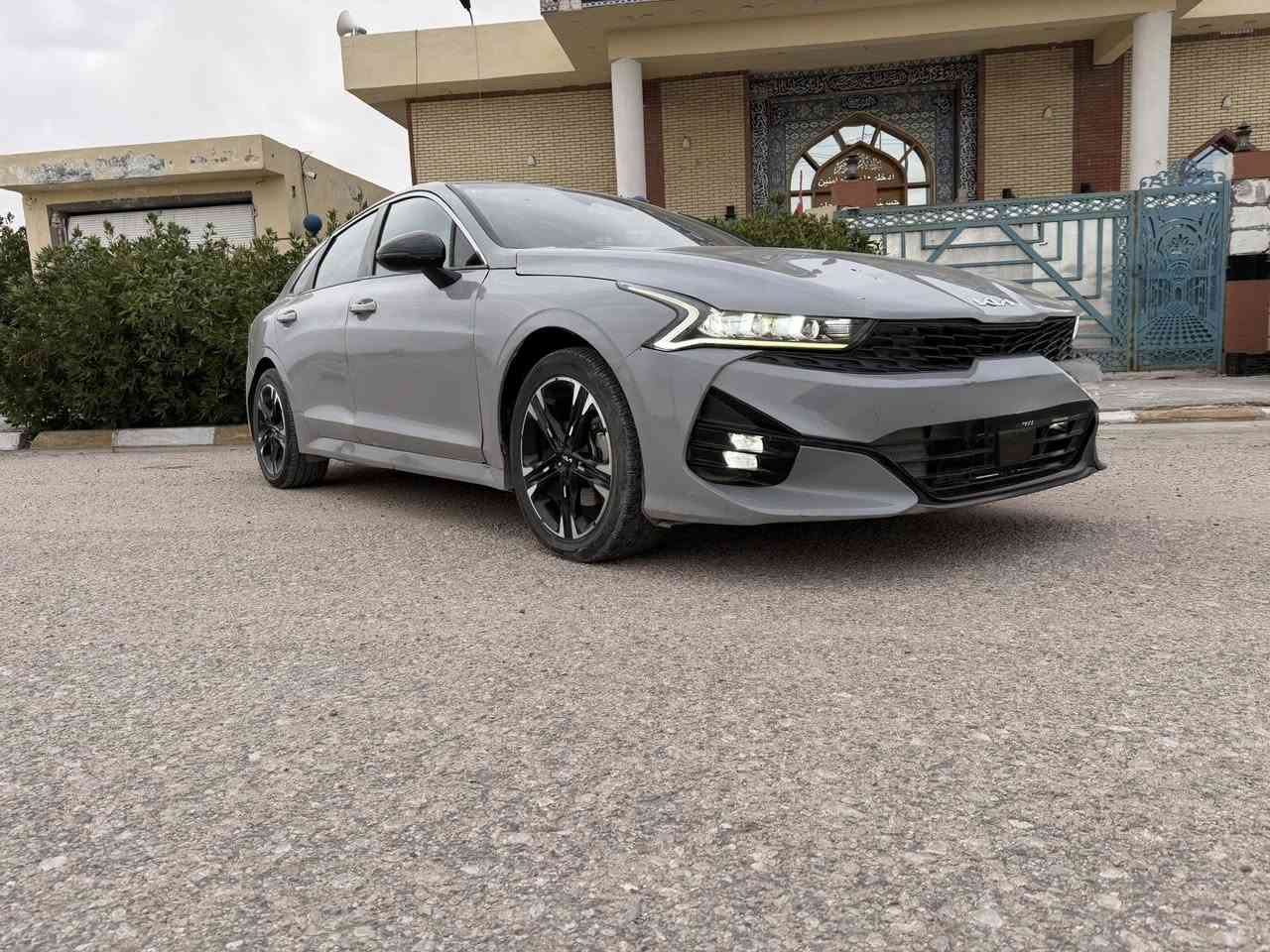 السلام عليكم K5 2023 السعر 135 السونار مرفق بالمنشور
#المركبة : كيا K5 فئة GT لون سموك موديل 2023
#الضرر : جاملغ مع طرف البنيد
#الرقم : بغداد الحديث

•المواصفات :

▪️السيارة : #كيا K5 GT لون مميز
▪️الموديل :  2023
▪️المحرك : 1600 توربو (اربعة سلندر)
▪️العداد: 78الف ميل حقيقي
▪️حجم الويل: ويل كب حجم 19 مع طقم تايرات بحالة ممتازة
▪️لايتات زينون اربع عدسات مع حاجب LED مع اشارة LED
▪️بصمات عدد 2 للأبواب مع بصمة تشغيل
▪️رادار امامي مانع تصادم
▪️رادار جانبي (نقاط عمياء)
▪️شاحن لاسلكي
▪️اشاير بالمرايا الجانبية
▪️كامرة خلفية دوارة اصل مع الستيرن
▪️شاشة الدشبول حجم كبير للتحكم بأيعازات السيارة
▪️كشنات السيارة حظن رياضي جلد اسود اصل
▪️تبريد قطعتين امامي وخلفي
▪️شاحن لاسلكي ( واير ليس )
▪️خمسة وضعيات للقيادة
▪️تشغيل عن بعد
▪️سستم صوت
▪️سايد بريك دگمة
▪️تحكم ستيرن جهتين بلوتوث وحاكية وكروس سرعة وتحكم صوت 
▪️نظام ABS مانع انزلاق
***********▪️
