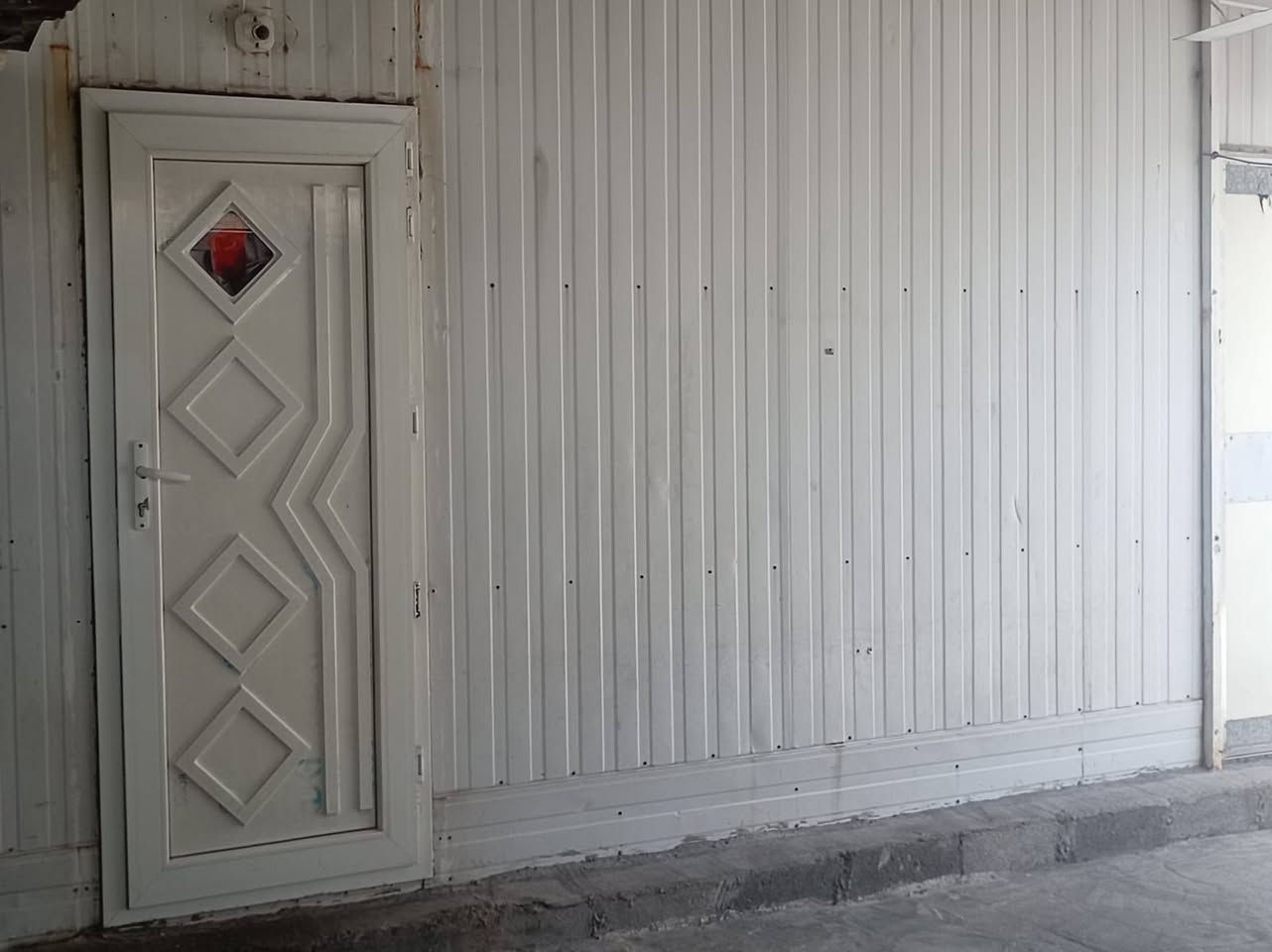 السلام عليكم كرفان امريكي خشب نظيف حيل للبيع يتكون الكرفان غرفتين نوم وصاله وسطيه الكرفان الطول 12 الارض 4 الا ربع الشراي يتصل على هذا الرقم ***********
