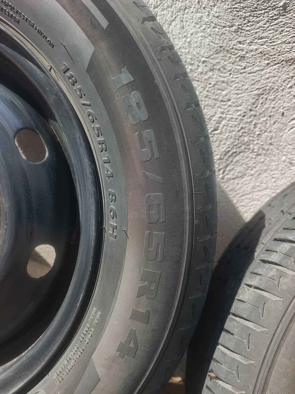 تايرات 14 هنه والوياله اخو الجديد عده تاير واحد مو هل كد  يرهم سبير ابيعهن كلهن هنه والوياله قفل 175  العنوان البلديات قرب ساحت الحمزه ***********
