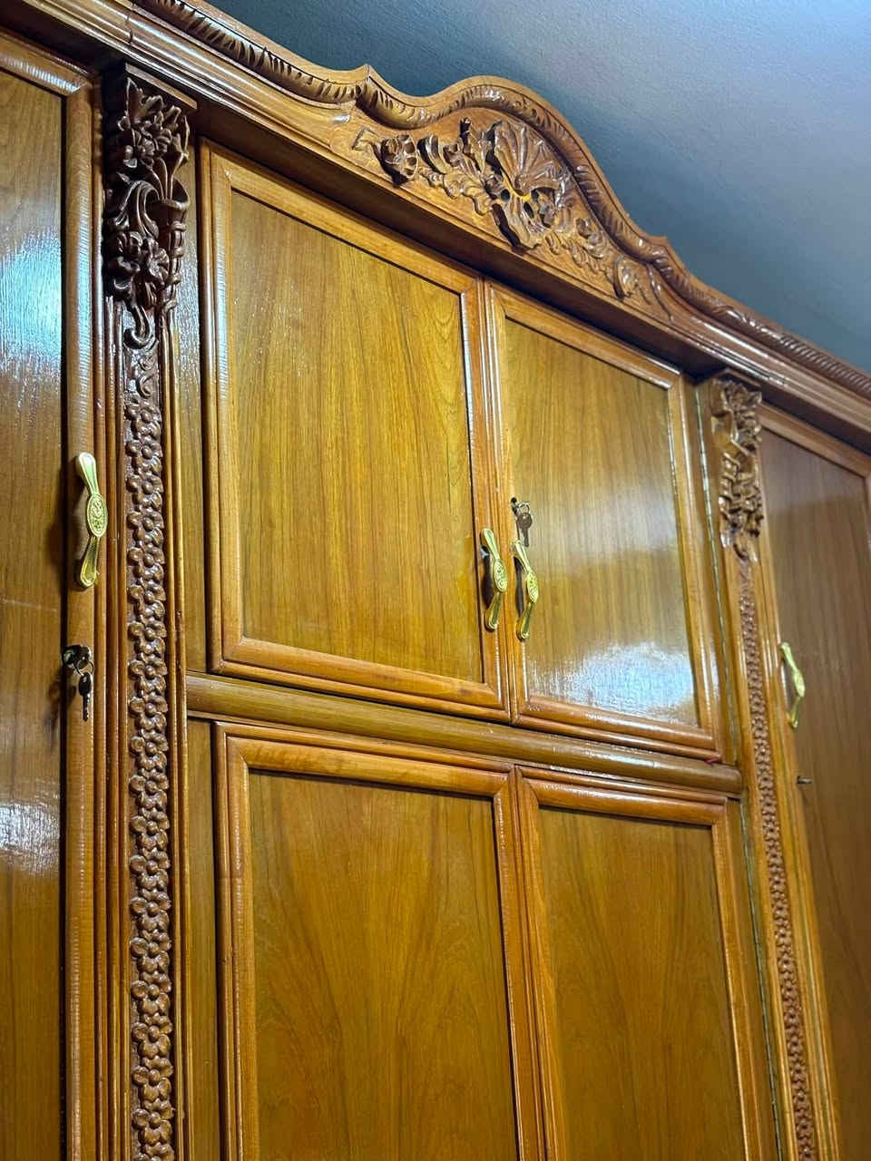 السلام عليكم  غرفة خشب صاج متكونة من :
سرير نفرين
كومديات ثنين 
كنتور مساحته ٣،٥ بي ٦ ابواب مع ملحقات 
زاوية كنتورية بابين بيها مراية داخلية 
ميز تواليت بي مجرات وكومديات 
سمك خشب الكنتور ٦ ملم 
سمك خشب المجرات والكومديات ٤ ملم 
الغرفة نظيفة ومابيـها اي كسر او ضرر بس بيها اثر صبغ صغير ع الميز تواليت 
مستخدمة قليل جداً اخذتها قبل سنـة
سبب البيع : الانتقال الى بيت اصغر 
اي استفسار ثاني تفضلو على الرقم 
***********
