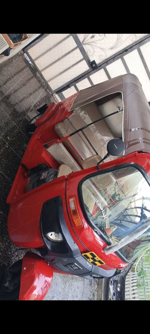 سلام عليكم مرخصت مدير الكروب تكتك 17 للبيع معمره تعمير يخبل كهربائياته كله شغاله اوراق ب 3100 وبيه مجال مكاني بغداد البياع شرطه الخامسه رقمي ***********
