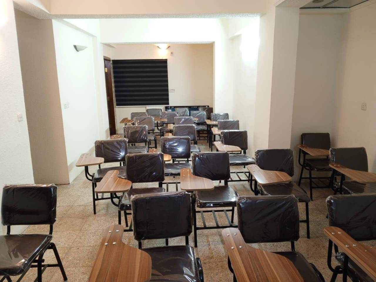 السلام عليكم
استولات مدرسية للبيع العدد ٥٠ 

جدد بنايلون ستعمال قليل سعر الواحد ٢٥الف

العنوان كرادة التواصل رقم الهاتف واتساب فقط***********
