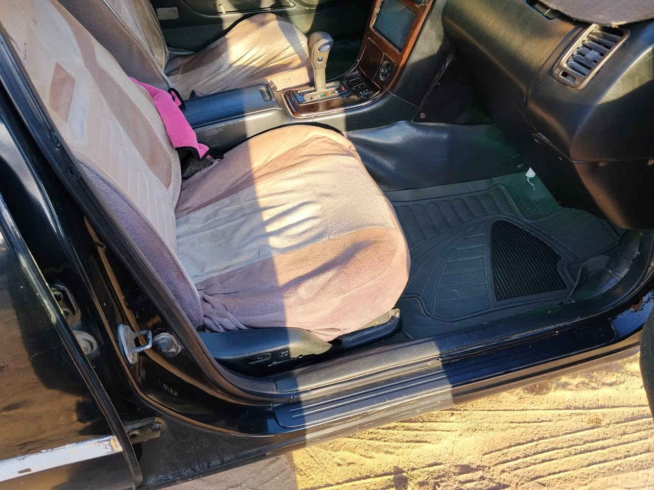 السلام عليكم ( مراوس فقط بمارك او كرستا لون ابيض او لؤلؤي ) ***********
كرستا لون اخضر غير محدد مكفوله كص و نقل رقم واسط سنوية للشهر التاسع حداديه جديده كهربائيات كلها شغاله سنتر لوك ريمونت حتى الجنطه مكينه 2500 جديده و الگير النمرة الاخيرة تاخر مكاني شطرة
