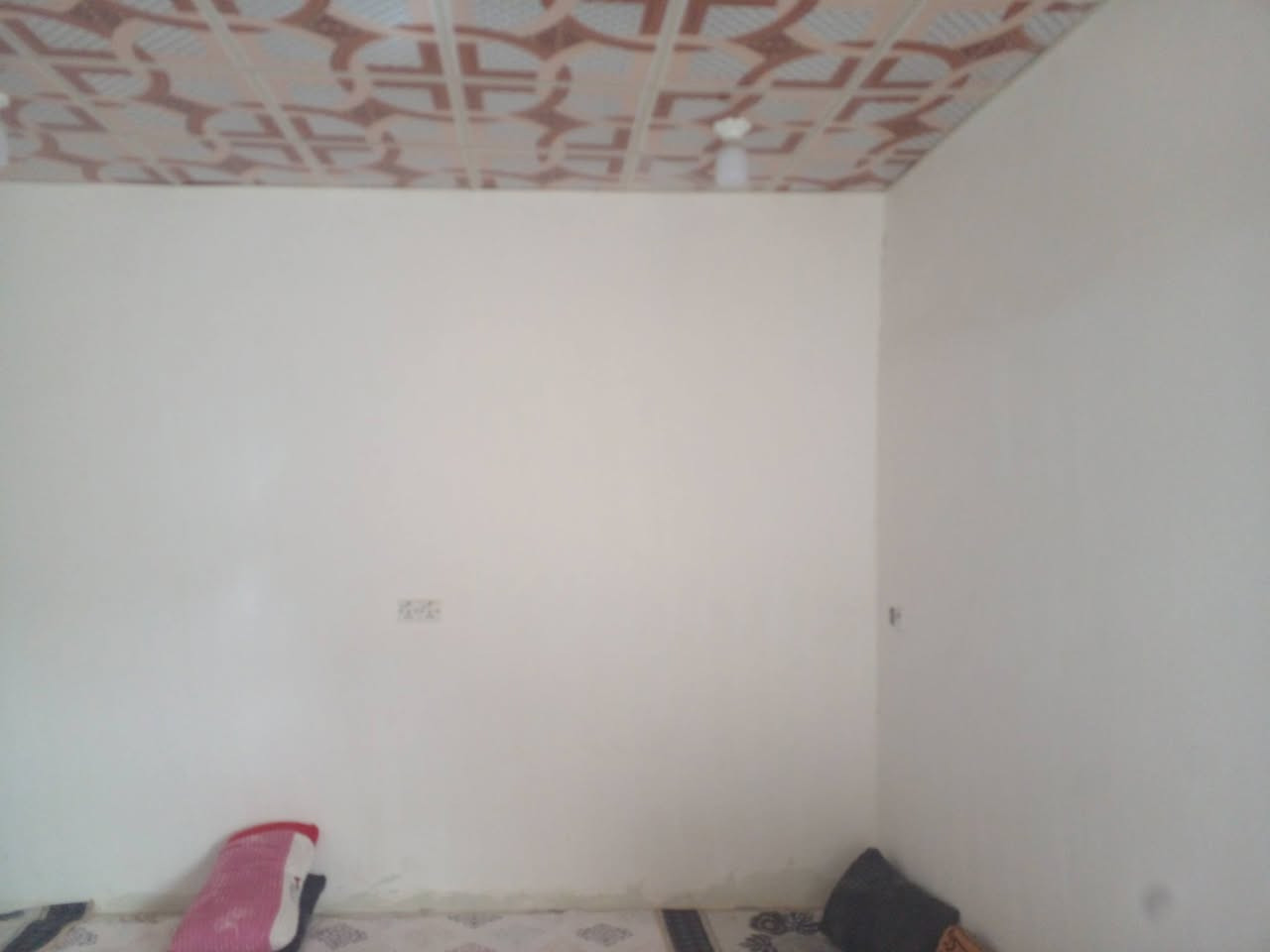 السلام عليكم  عندي البيت لبيع زراعي مساحته ٢٠٠متر بي غرفتين مطبخ حمام  صاله ديوانيه بناء بلوك عاده  شارع ل صحن  سعر خاص  ***********
