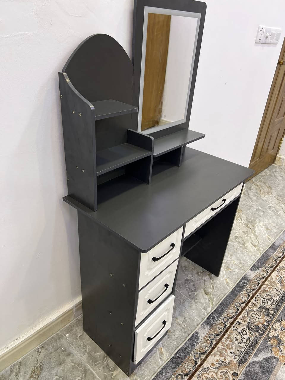 سلام عليكم ميز تواليت جديد اليوم شديته تفاصيله بالصورة سعر 60 الف مكاني بغداد الشعب ***********
