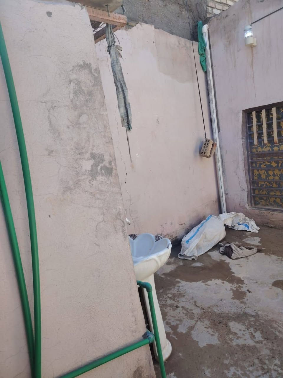 بيت لبيع مساحته 100 متر  السعر 13 مليون وبي مجال قليل مكانه كوفه شارع المعمل شارع السبيس لبيع او مراوس رقمي ***********
