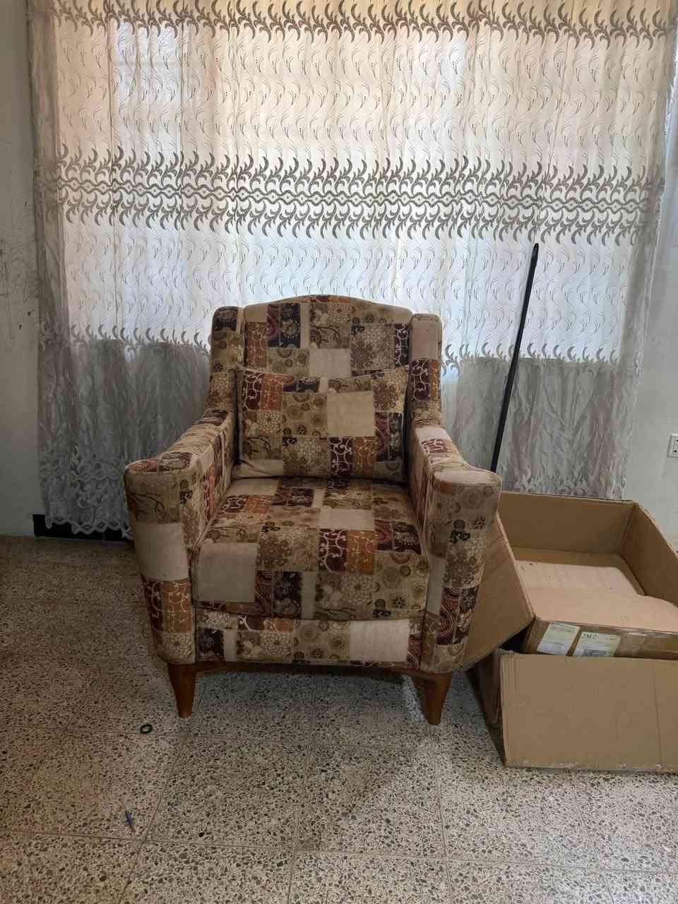 السلام عليكم
طقم قنفات ١٠ مقعد للبيع
التخم بحاجه للغسل 
و القناه الثلاثيه فقط تحتاج لصيانه الارجل 
القنفه الثائيه و الكرسيين لا يوجد اي ضرر 

مكاني الجادريه

السعر 500 الف


**إذا كنت صاحب هذا الإعلان وتريد حذفه لأي سبب، رجاءا أرسل رسالة إلى الدعم الفني**