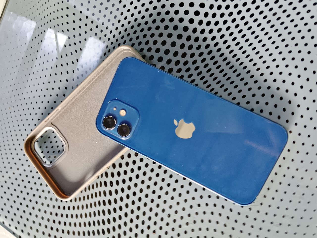 12عادي  ما مفتوح ذاكره 128 بطاريه 77 ما يصرف شحن ابد بصمه وجه شغاله سعر 300 أو مراوس رقمي ***********
