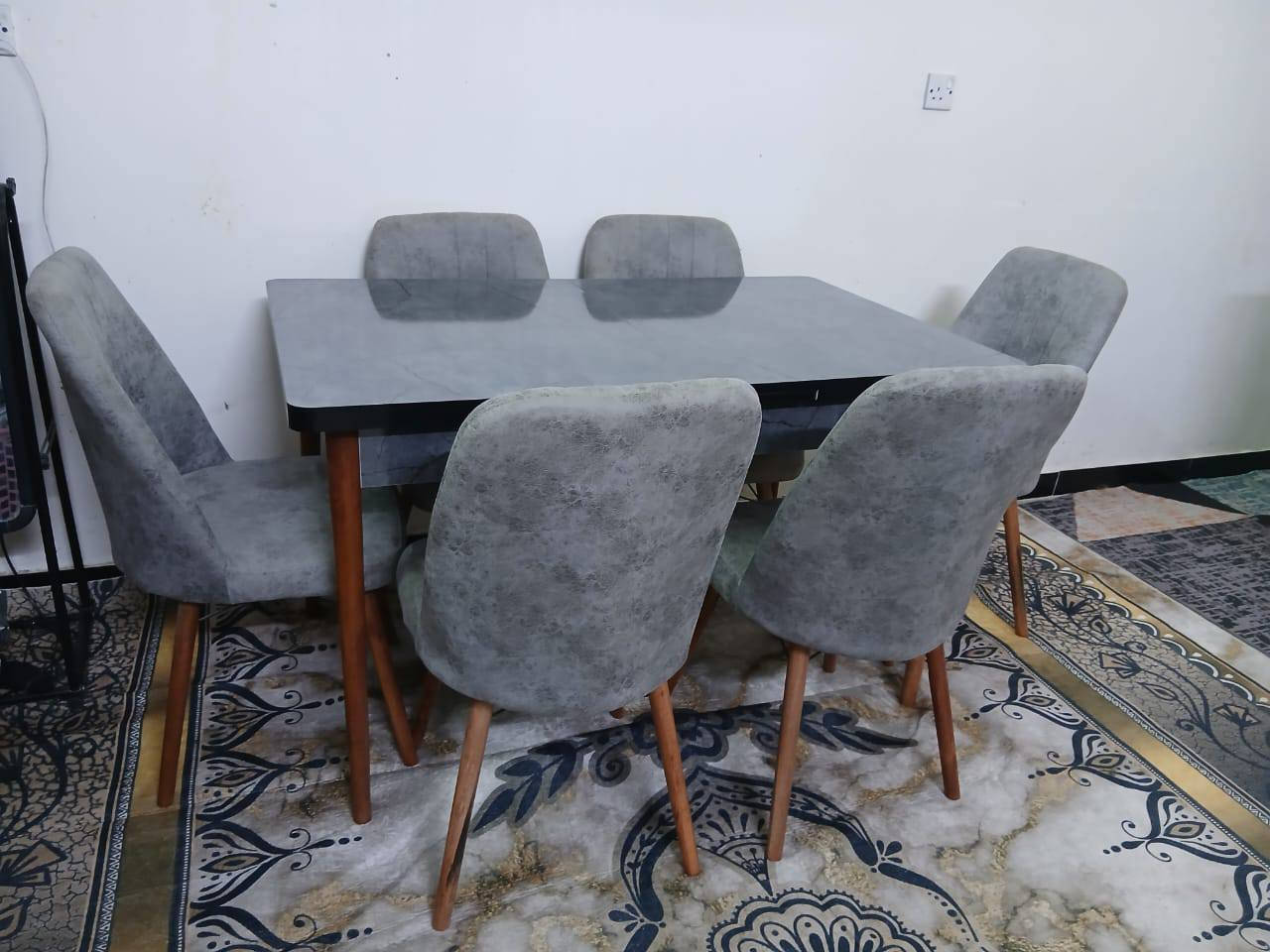 ميز جديد غير مستخدم يتوفر فيه 6 كراسي السعر 200 مجال قليل الشراي يتصل ***********
