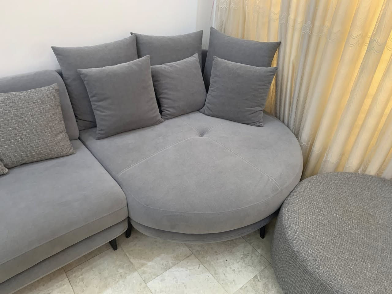 تخم قنفات مودرن تركي لونين رصاصي وبيج ٨ مقاعد مع كورنر دائري وطبلة دائرية يتكبر يصير منام  كلش نظيف سعر البيع 1700$ علما اني مشتريه 2700$ 
الاتصال ***********
