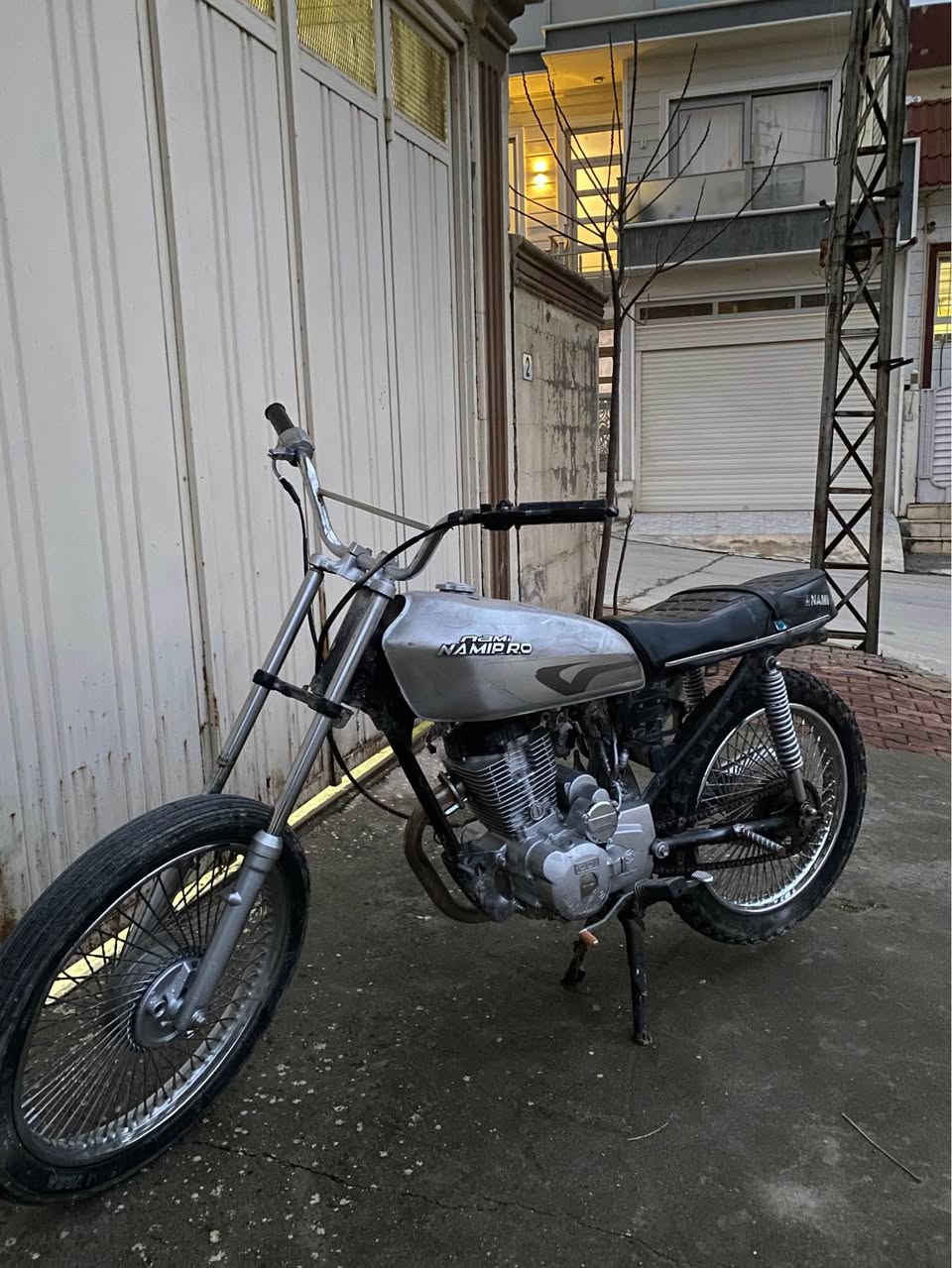 ماتۆرەکە  شفتەیە ماڵەکە ئاوا ئەفرۆشم
هەردوو ویلەکەی سفرە بێ عەیبە
دەبڵی دواوەی بێعەیبە شانسی لەحمیو تەقیوی نیە
وەکو موسرەف مەکەینەی  بەس
دەکەڵ ئەکا سەوتی تیایە 
قۆڵ نیە
ماتۆرەکە لە سلێامنیەڤ
سعری ١٧٠هەزارو مەعاملەیەکی کەمە
رەقەم *********** السليمانية, العراق
