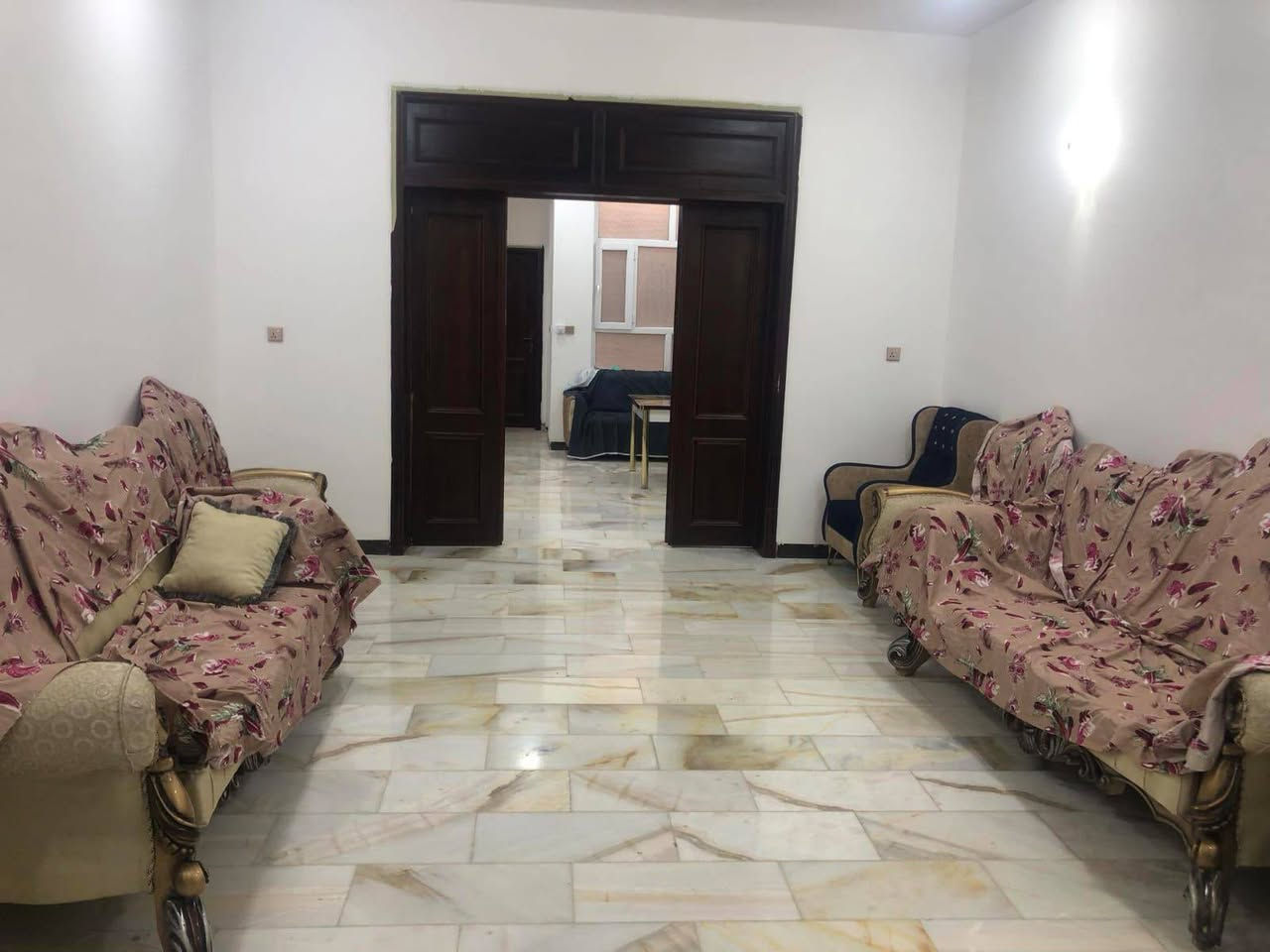 سلام عليكم  بيت للبيع  مساحة البيت 220طابو صرف في حي الضباط ثاني بيت  عن الشارع 80 موقع مميز جدا و منطقه راقيه جدا و سند  مستقل للستفسار الاتصال على الرقم ***********
